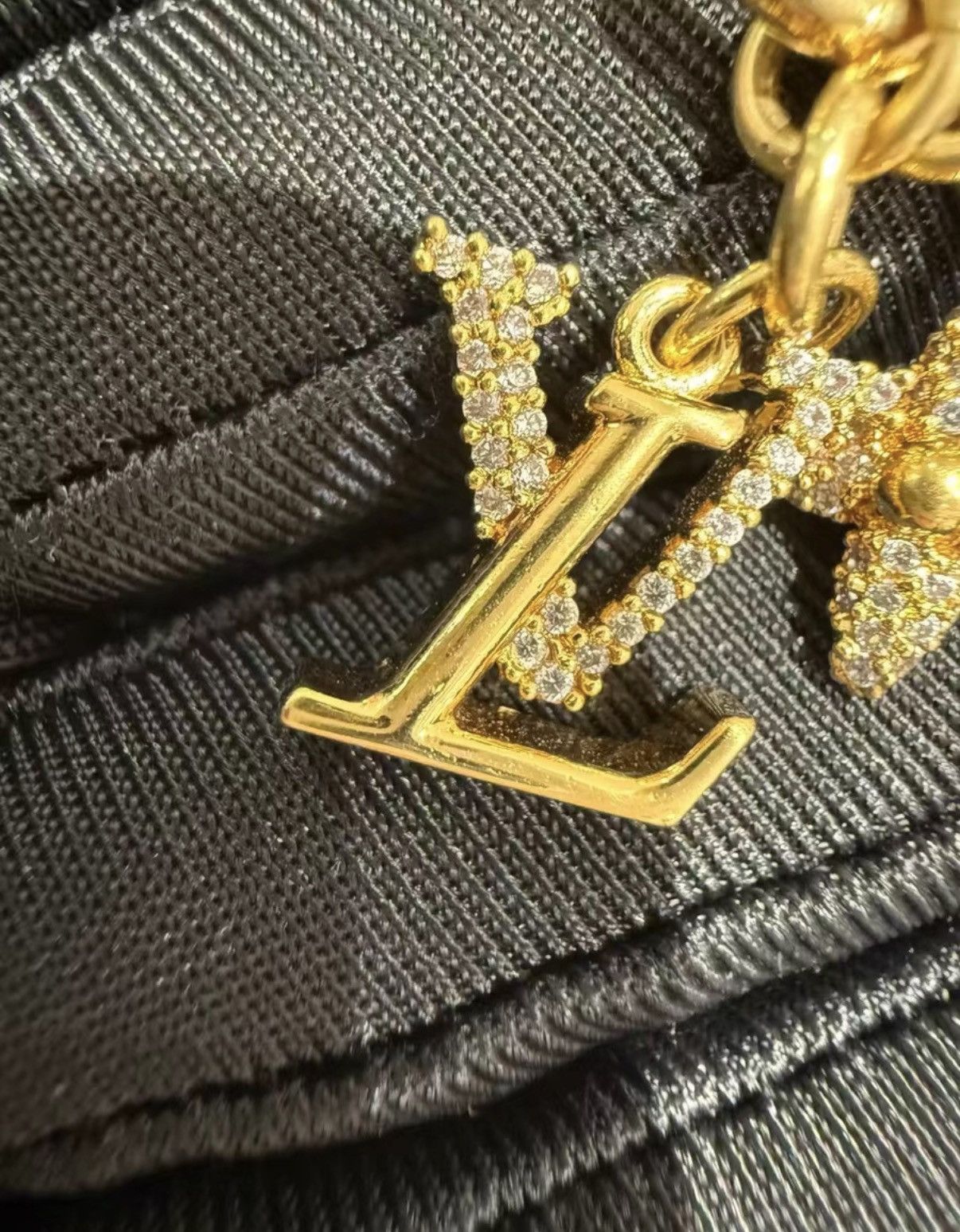 Louis Vuitton Louis Vuitton logo charm bag accessory Size ONE SIZE - 7 Thumbnail