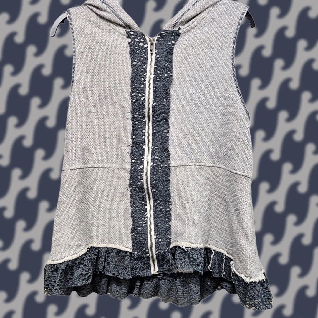 Vintage ODDY Boho Women’s Hooded Sleeveless Vest Full Zip Crochet Lace Trim Ruffle Hem Ivory L Womens Activewear Hoodie Shirt (Vest) Size L / US 10 / IT 46 - 1 Thumbnail