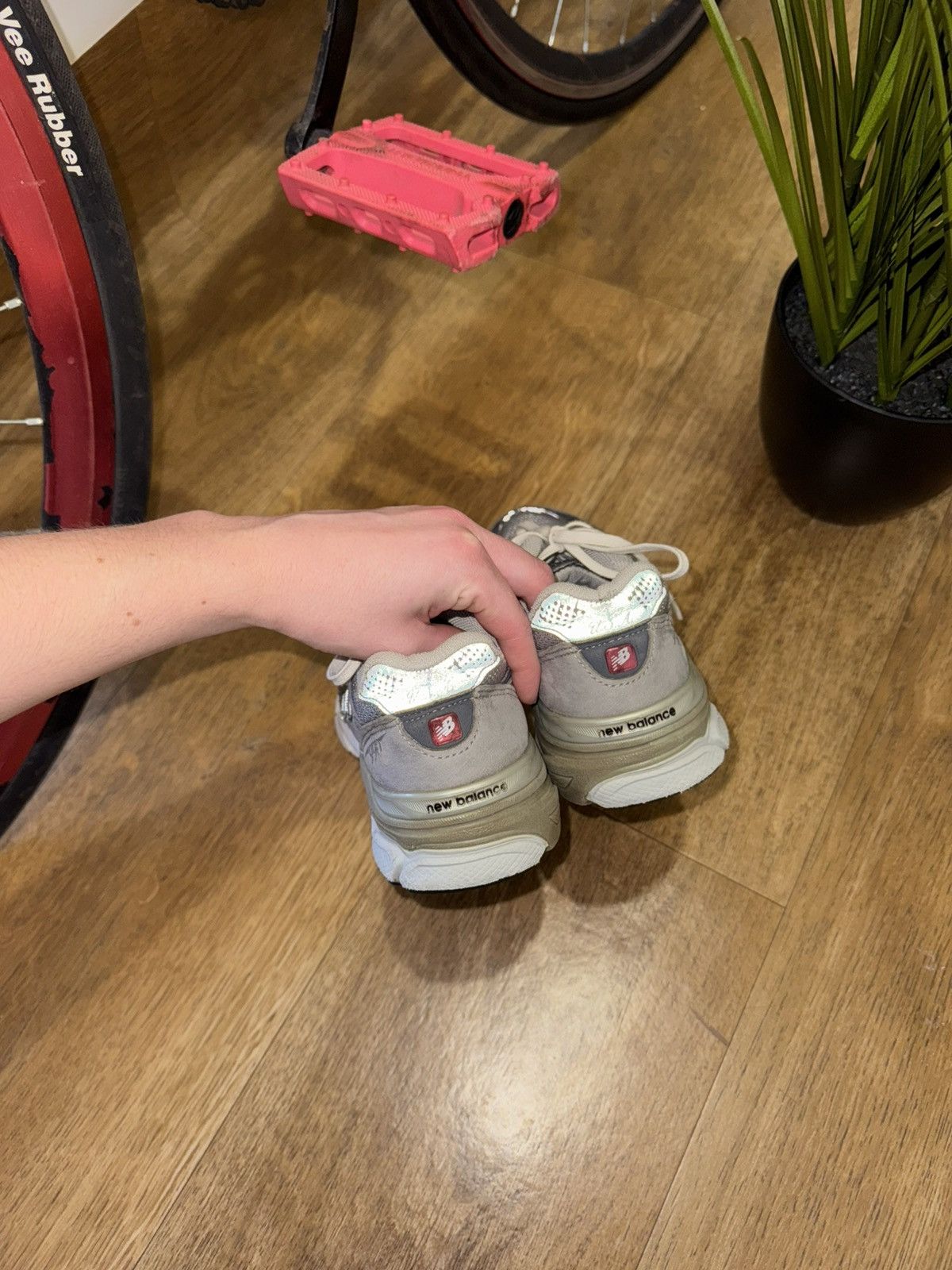 New Balance NEW BALANCE 990v4 WMNS GRAY SNEAKERS SHOES Size US 7.5 / IT 37.5 - 3 Thumbnail