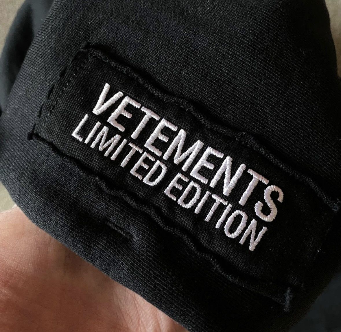 Vetements Vetements METAL PATCH LOGO Hoodie Size US L / EU 52-54 / 3 - 4 Thumbnail