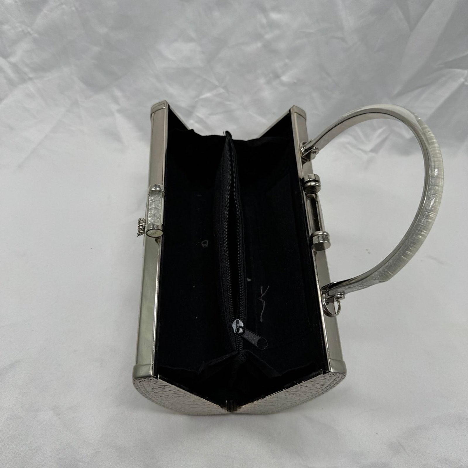 NBDN Nobrandedon Silver clam case hand bag Size ONE SIZE - 4 Thumbnail