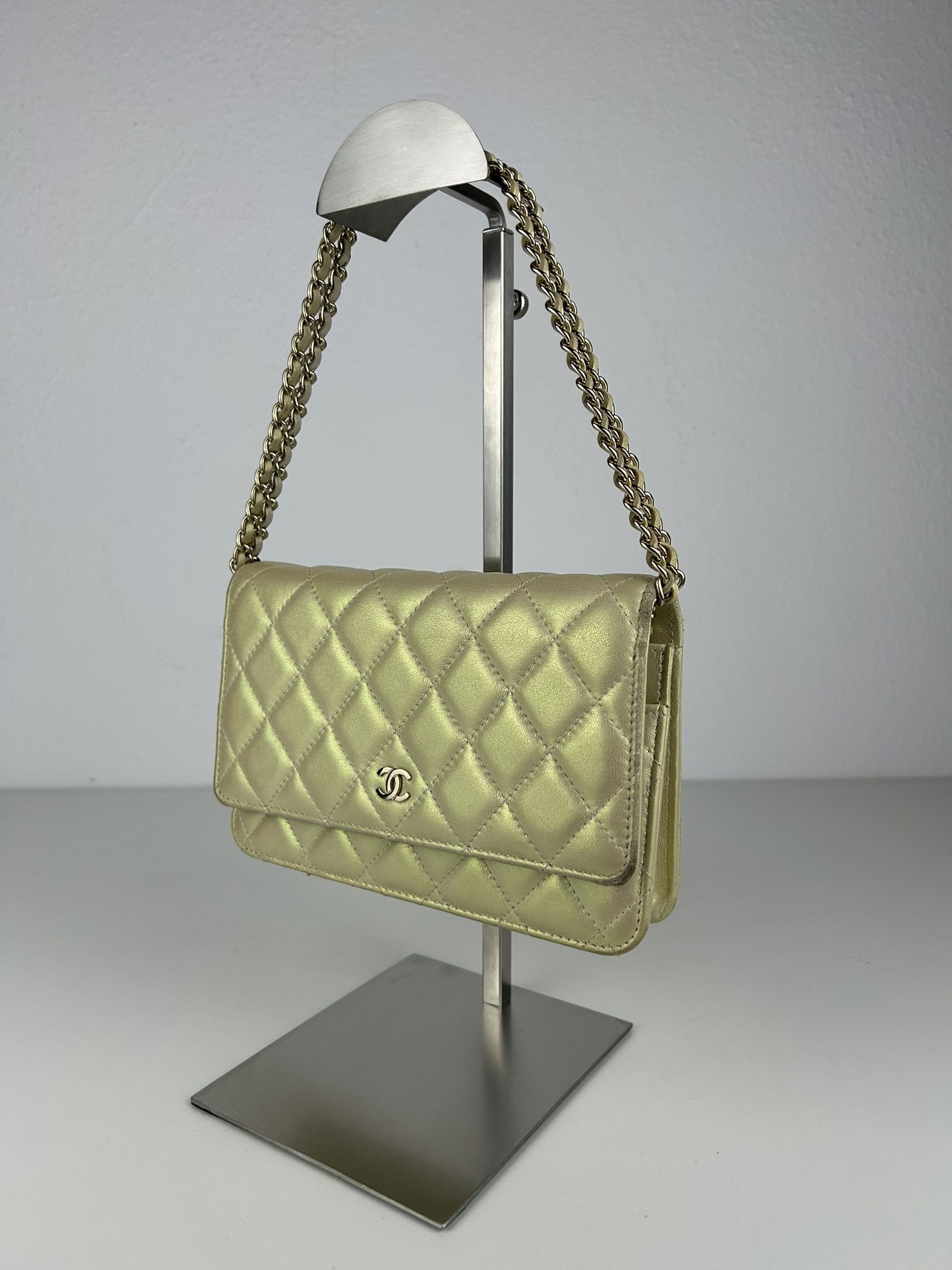 Chanel 2020 Chanel gold metallic matelasse wallet on chain Size ONE SIZE - 6 Thumbnail