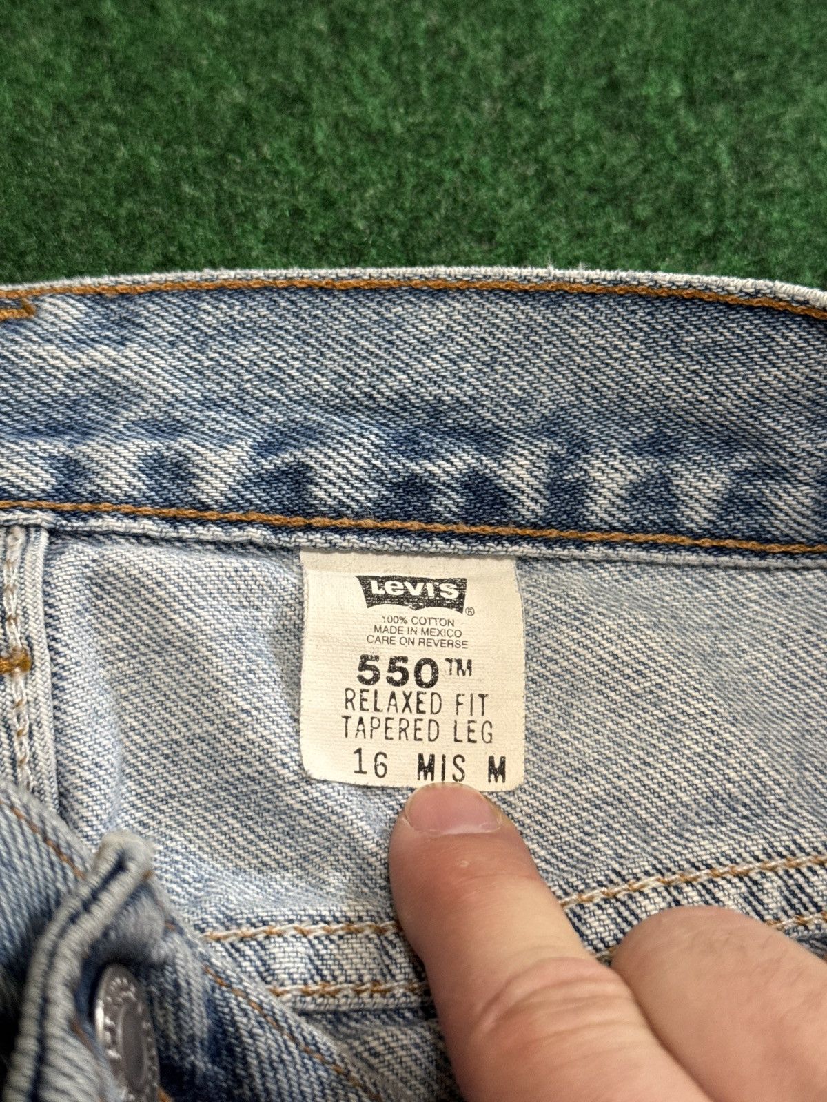 Levi's Vintage Clothing Vintage Levi’s 550 Relaxed Taper 16 32x30 Light Wash Jeans Size 38" / US 16 / IT 52 - 4 Thumbnail