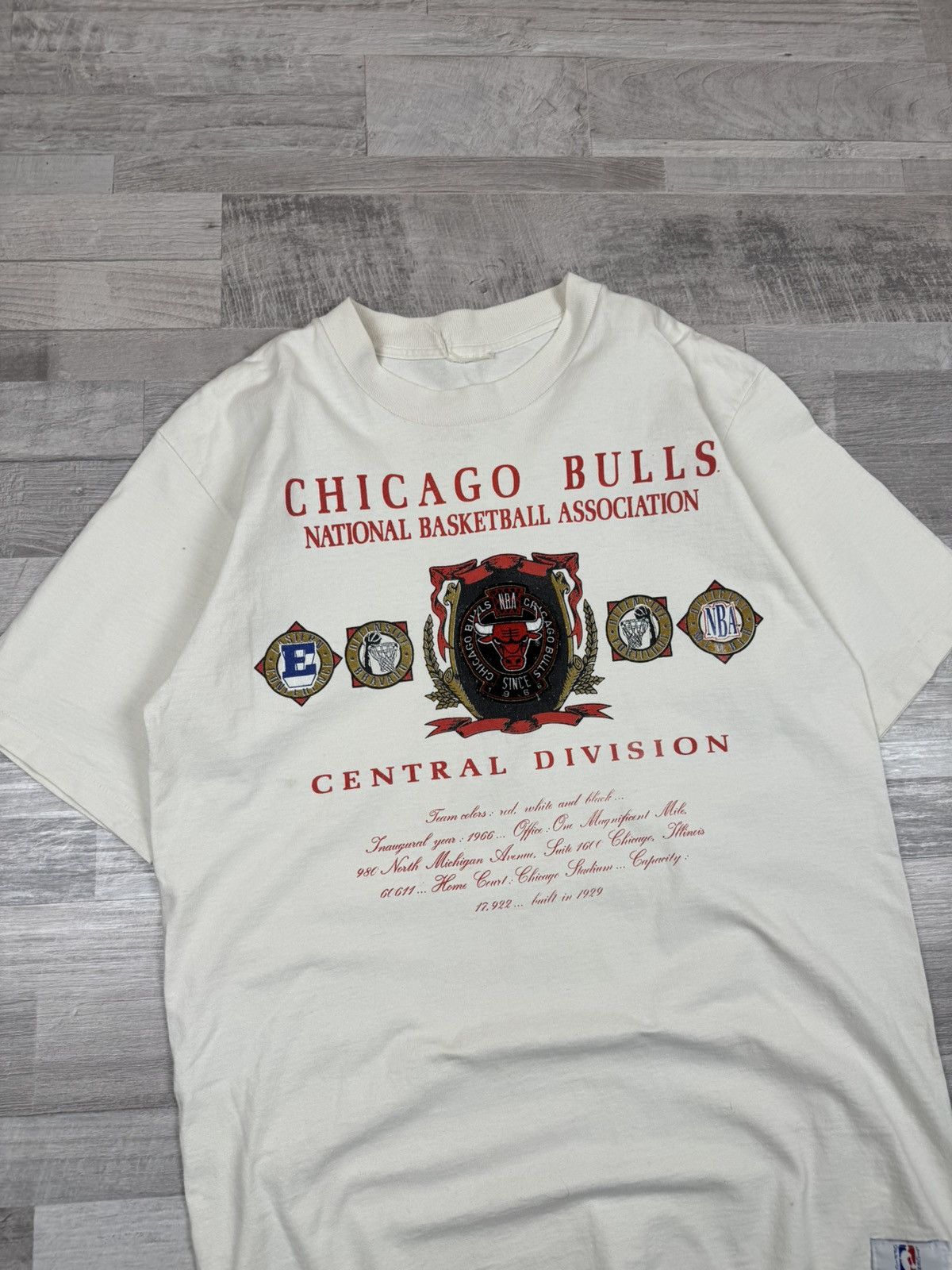 Nutmeg Vintage 90s Chicago Bulls Nutmeg NBA World Champions T shirt Size US XL / EU 56 / 4 - 3 Thumbnail