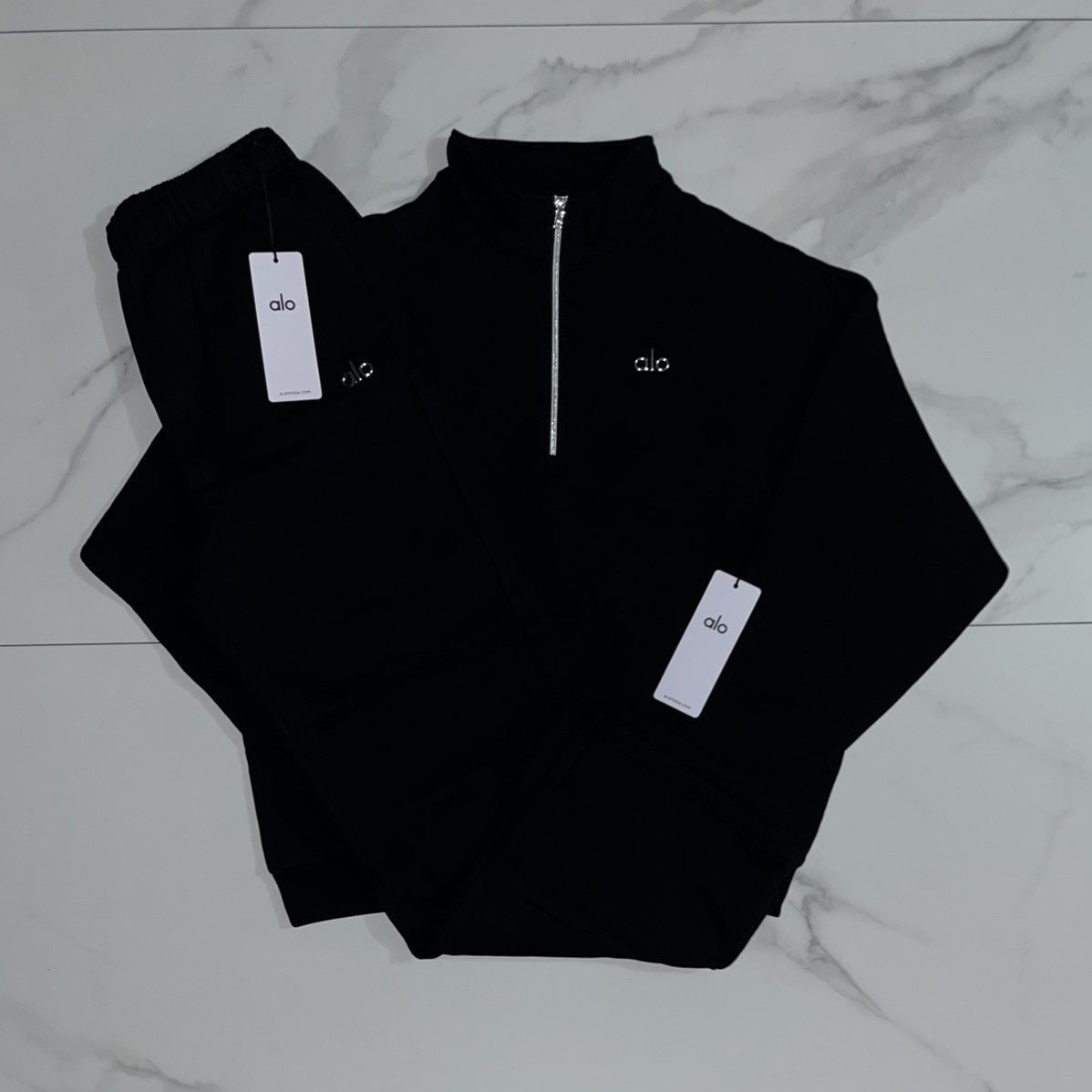 Alo Yoga Accolade 1/4 Zip Sweatshirt & Sweatpants Set Black