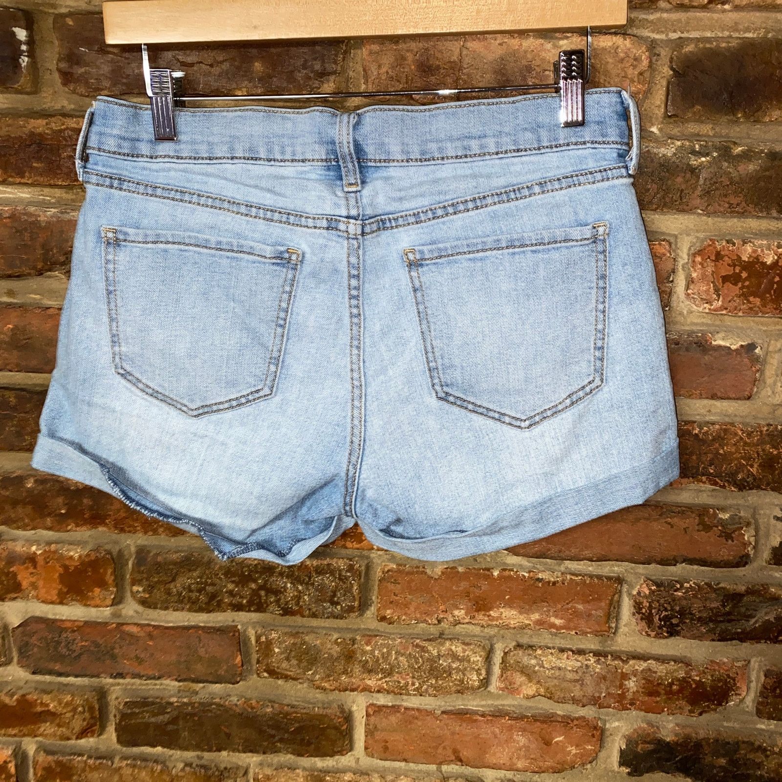 Old Navy Old Navy Light Wash Blue Denim Cuffed Jeans Shorts Size 4 Size 27" / US 4 / IT 40 - 3 Thumbnail