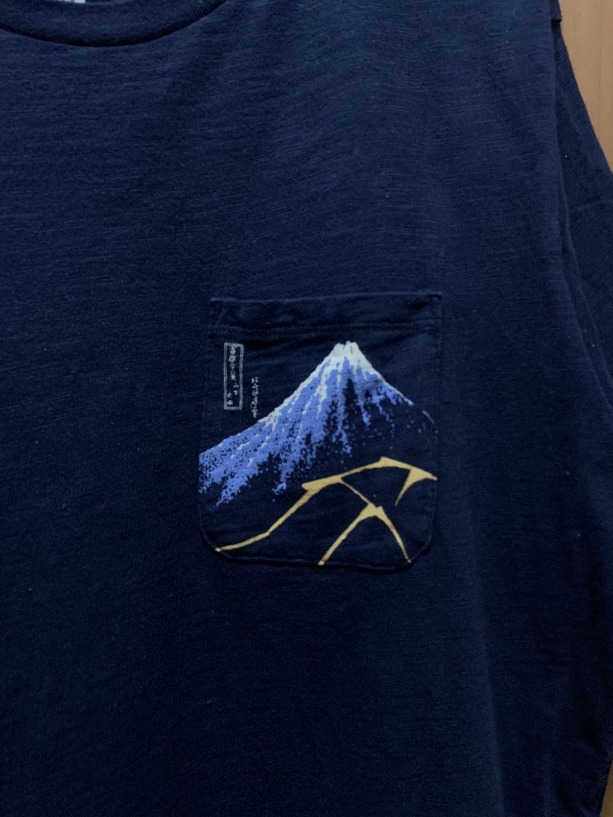 Uniqlo Uniclo Hokusai Blue Pocket Tee Size US XL / EU 56 / 4 - 2 Thumbnail
