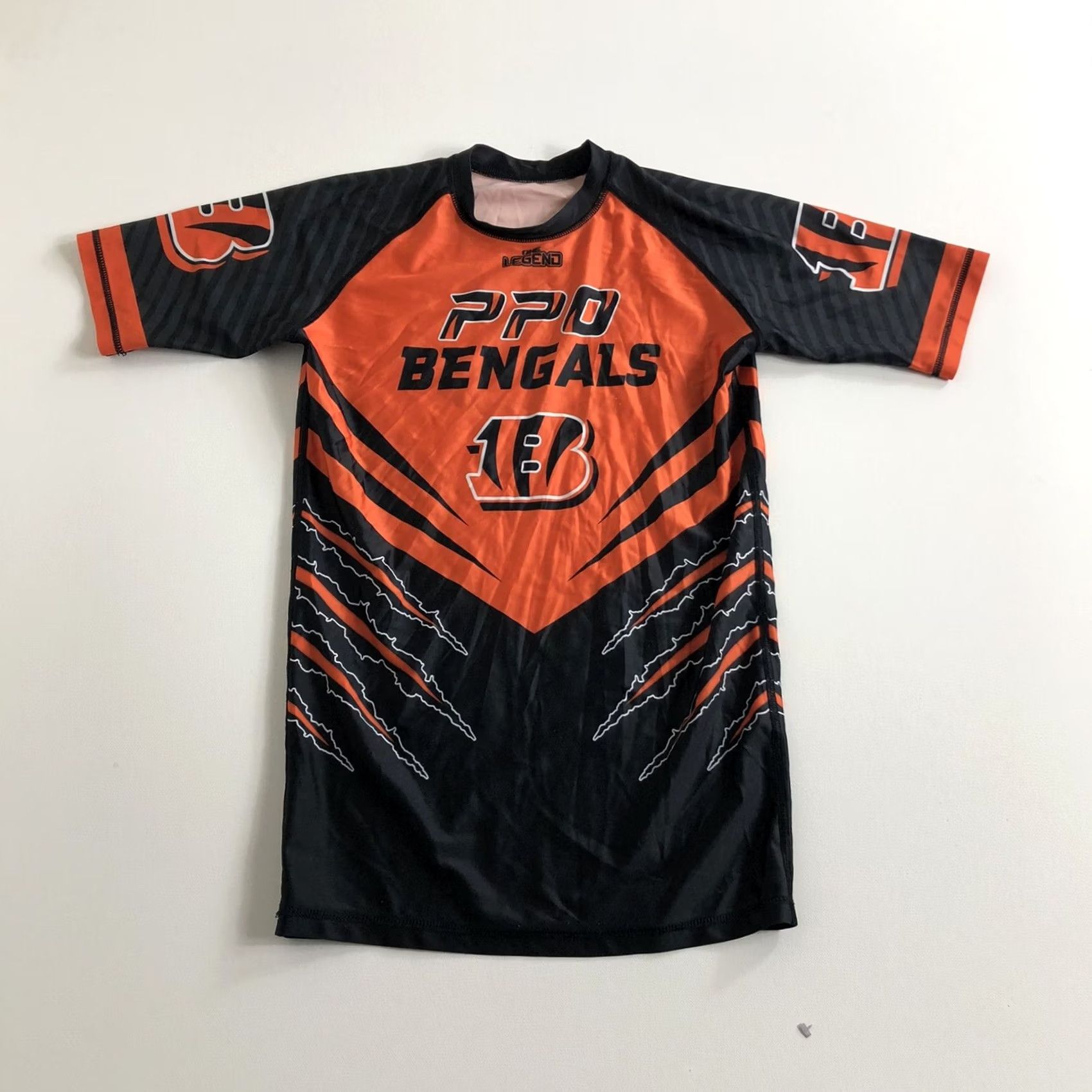 Vintage One Legend MENS Rash Guard Short Sleeve Shirt Sports Black Orange Graphic Rashguard Surfing Swimming S Mens Size US 29 - 2 Thumbnail