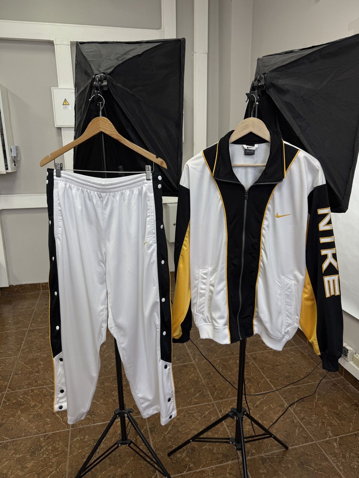 Nike 🇺🇸 Vintage 90s Nike Gold Logo Tracksuit Jacket Pants Rare Y2K Size US L / EU 52-54 / 3 - 1 Thumbnail