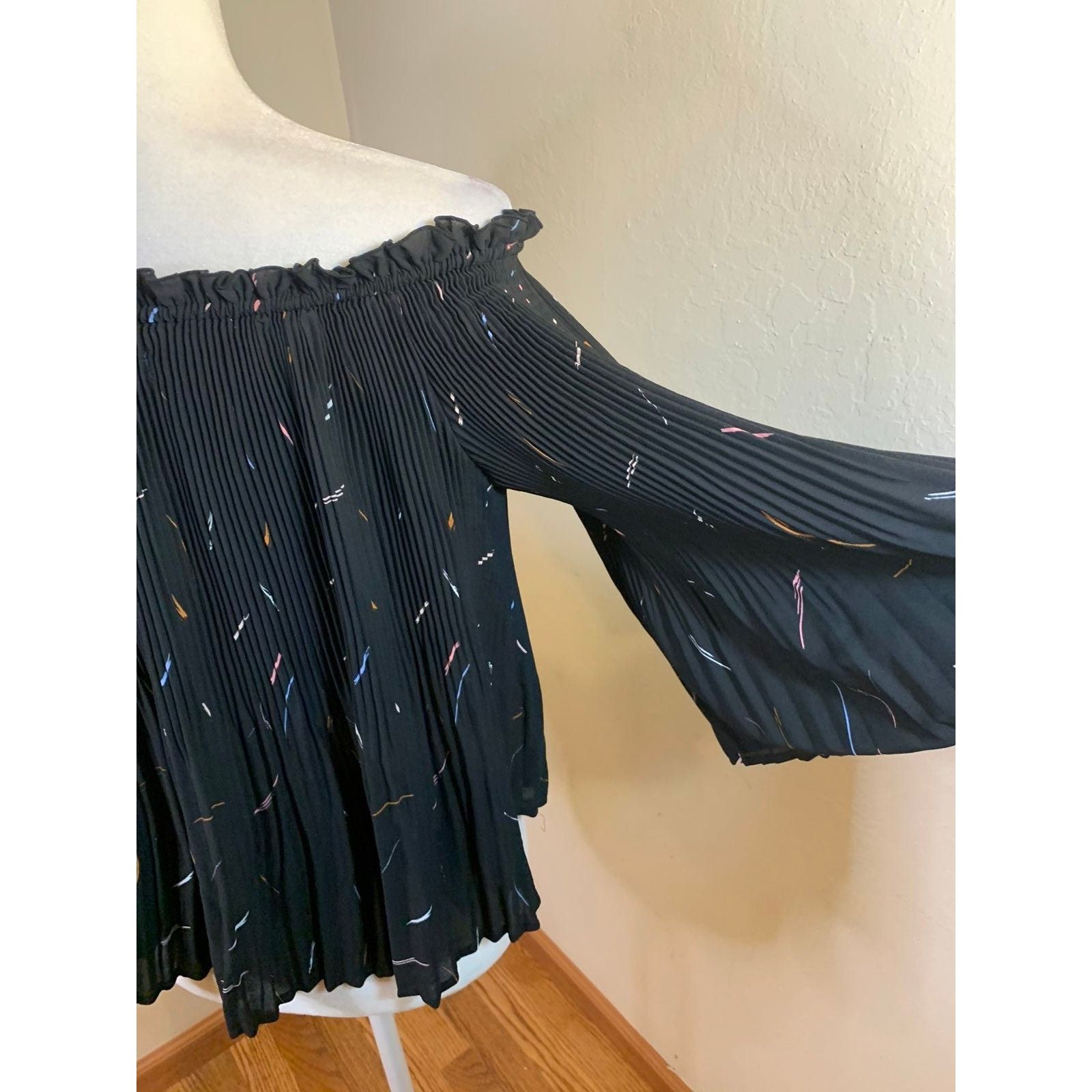 Apt. 9 Apt. 9 Women's Cold Shoulder Black Top size XS Size XS / US 0-2 / IT 36-38 - 5 Thumbnail