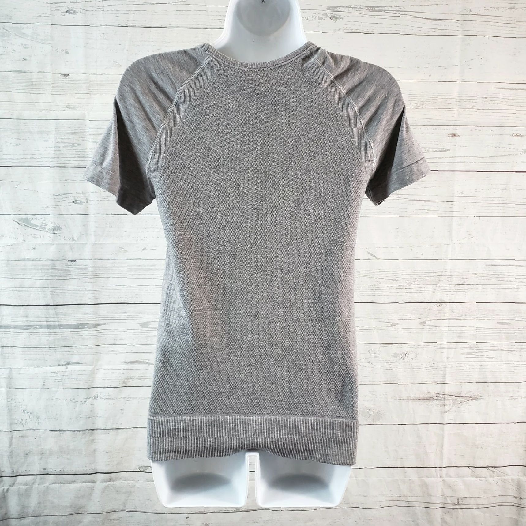 Athleta Athleta Womens Zeal Tee Sz Medium Gray Short Sleeve Scoop Neck Shirt Womens Medium Gray Athletic Tee Size 32" / US 10 / IT 46 - 4 Thumbnail