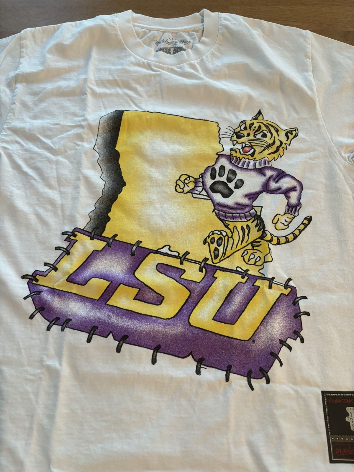 Mitchell & Ness × Travis Scott Travis Scott Michell & Ness LSU Handdrawn Tee Size US XL / EU 56 / 4 - 2 Thumbnail