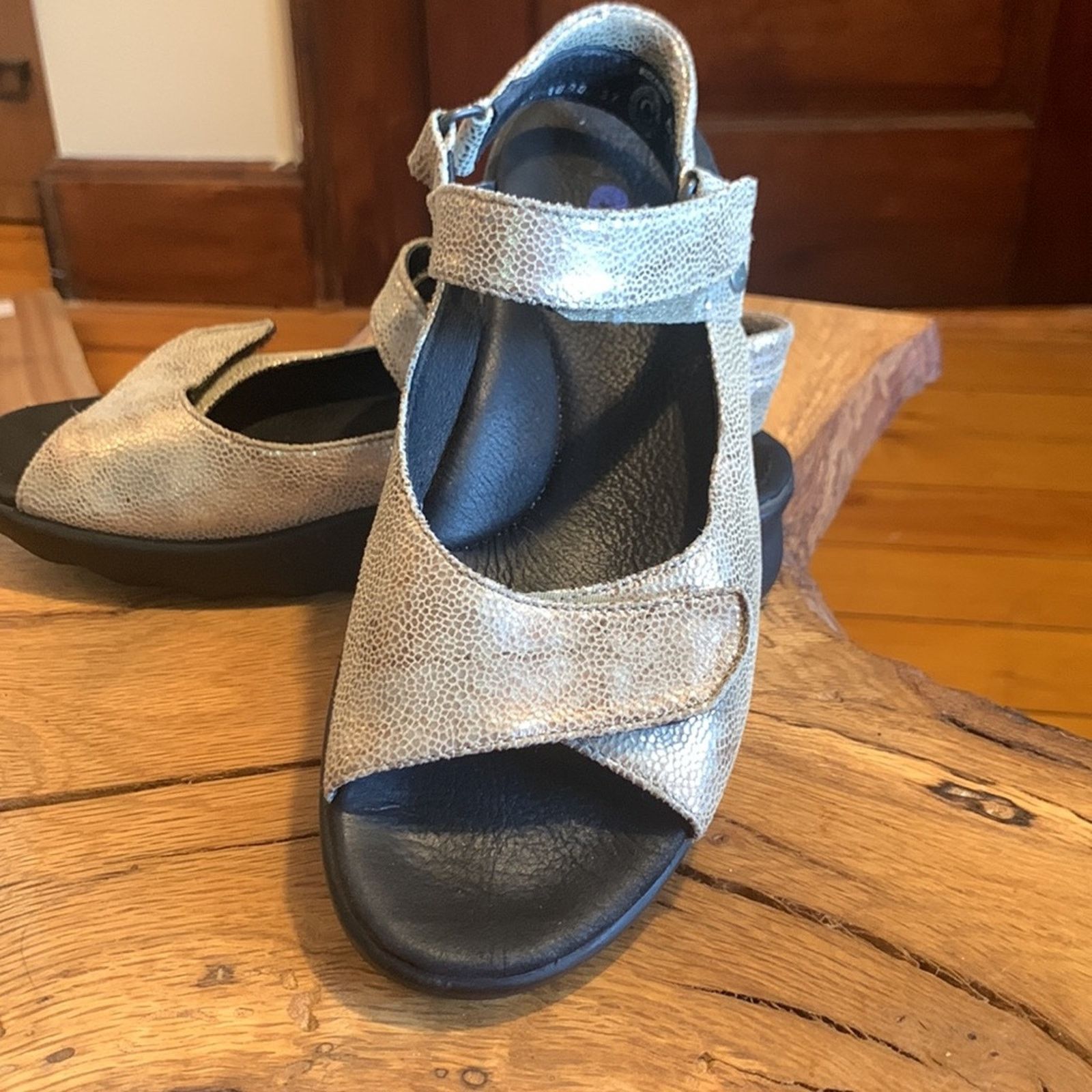 Vintage Wolky metallic gold croc embossed leather Pichu Sandals Size US 7.5 / IT 37.5 - 3 Thumbnail