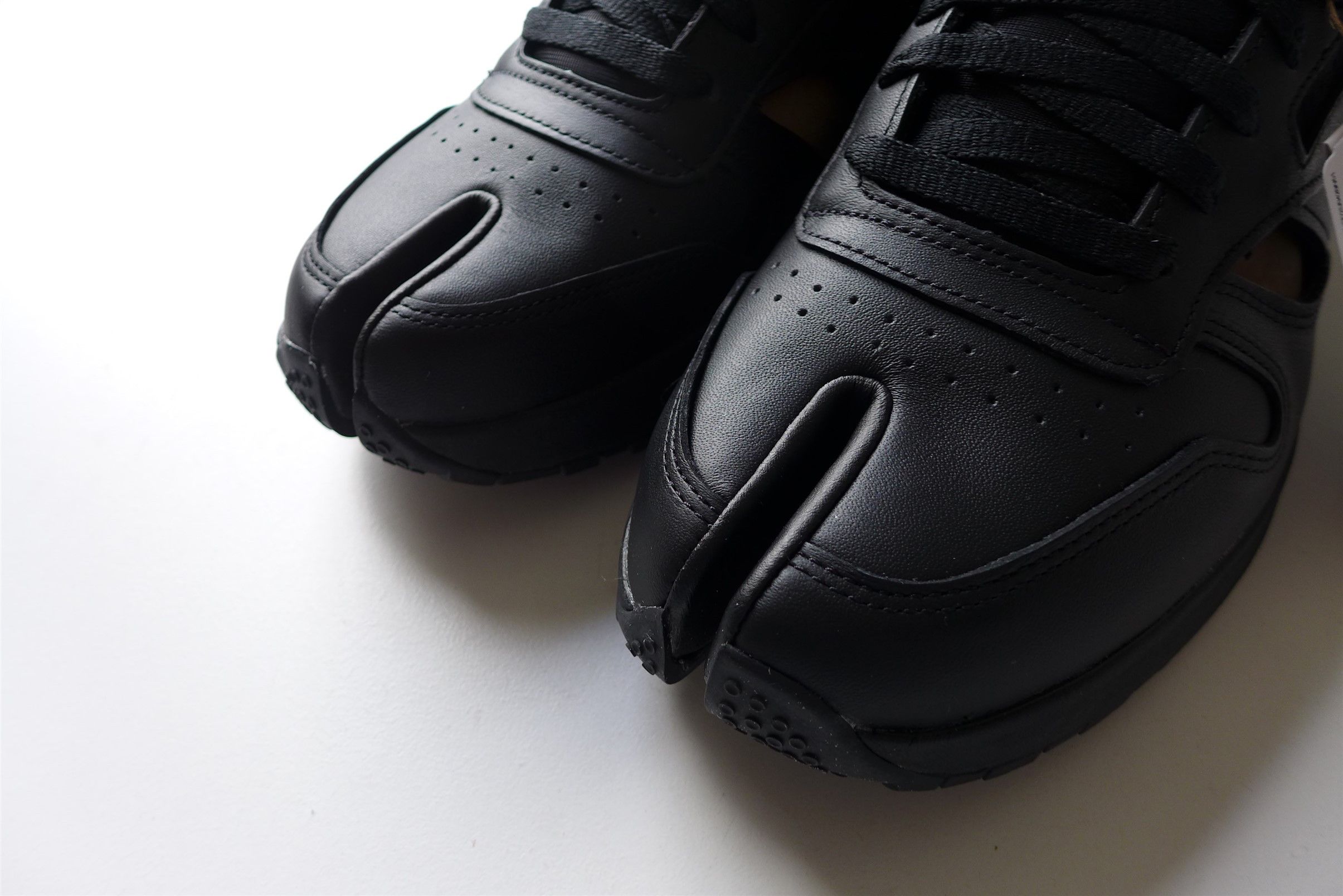 Maison Margiela Magiela x Reebok Tabi Black Classic Leather DQ Sneakers Size US 11 / EU 44 - 3 Thumbnail