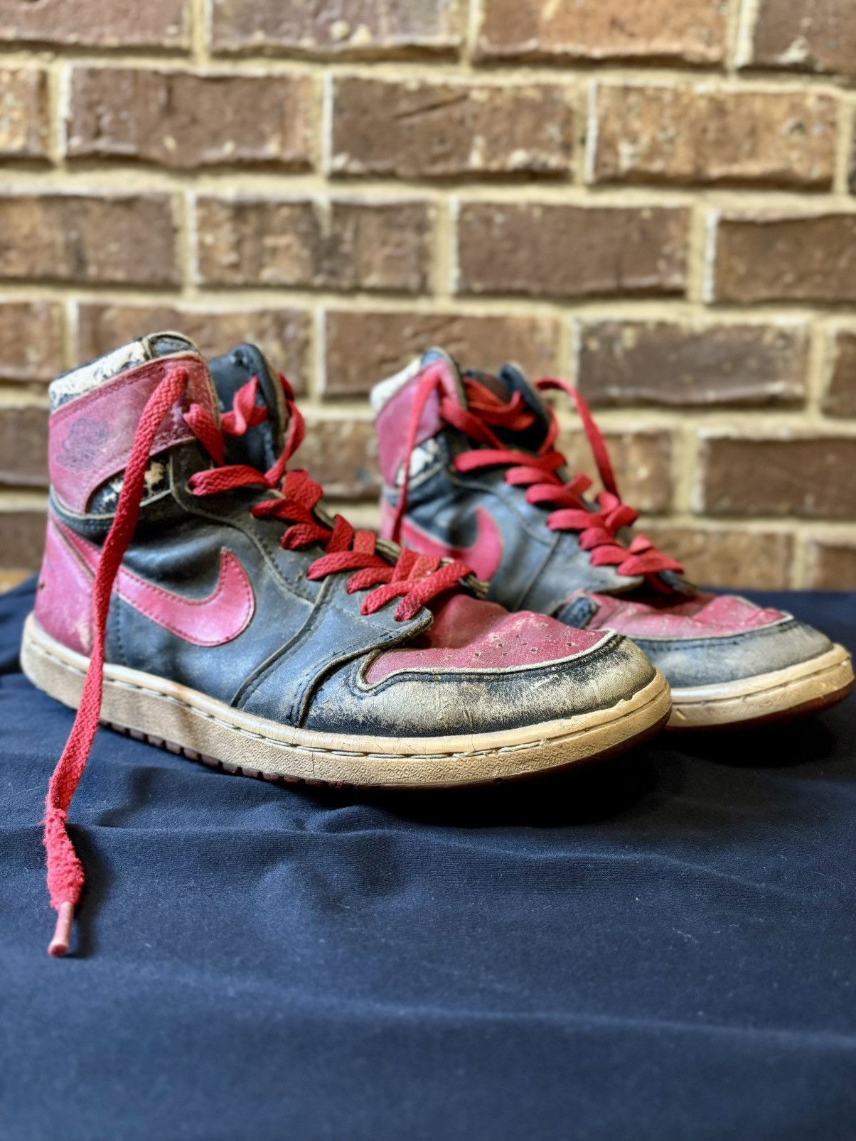 Nike 1985 Jordan 1 Bred 9 1/2 Size US 9.5 / EU 42-43 - 24 Thumbnail