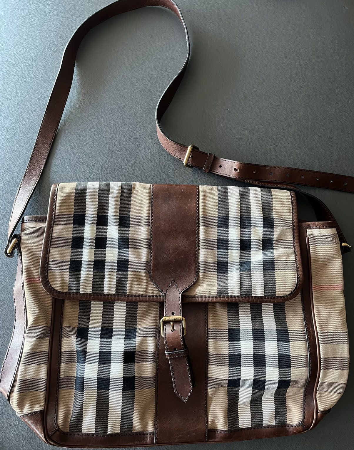 Burberry BBR $3k Rare Vintage Classic Logo Messenger Crossbody Bag Size ONE SIZE - 1 Thumbnail