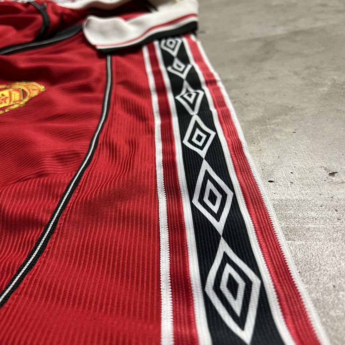 Umbro × Vintage Vintage 90’s FIFA Manchester United Umbro Soccer Jersey Size US L / EU 52-54 / 3 - 5 Thumbnail