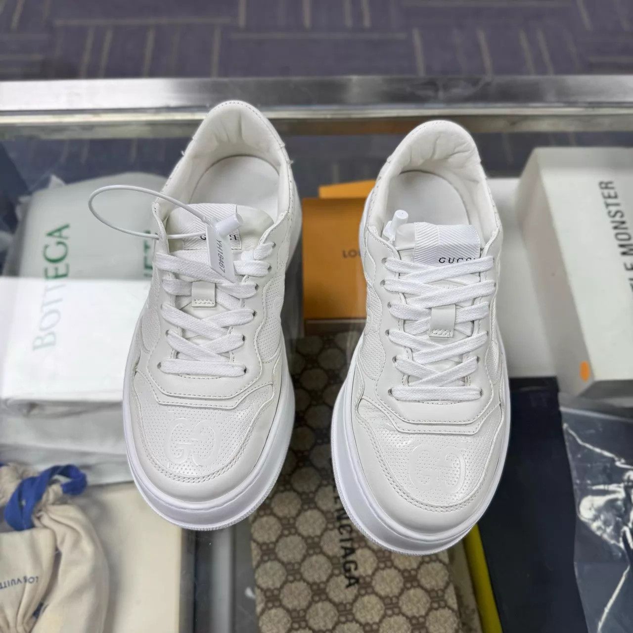 Gucci Gucci Cookie Sneakers 35.5 Tried on Size US 5 / IT 35 - 1 Thumbnail