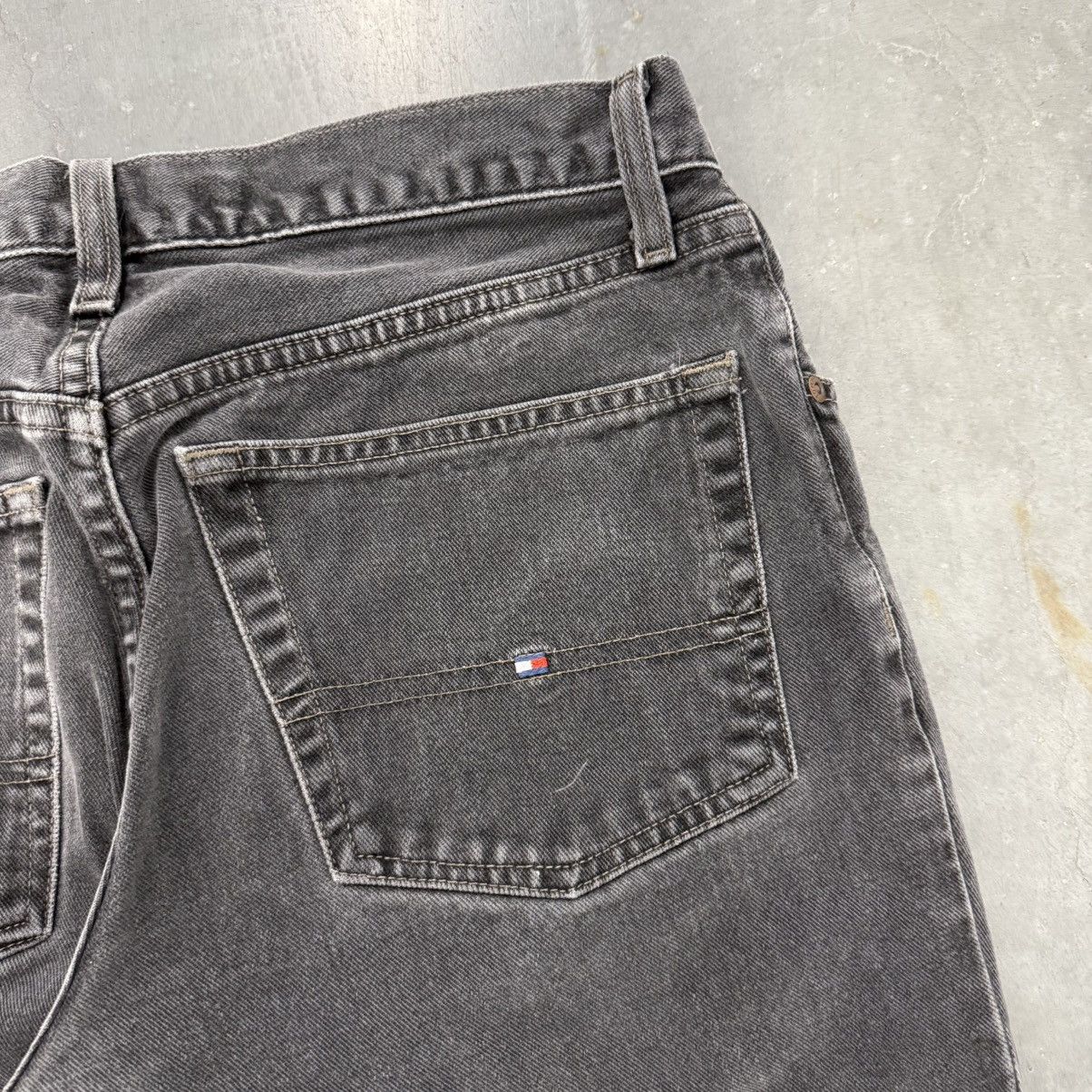 Tommy Hilfiger × Vintage Crazy Vintage Y2K Baggy Wide Leg Faded Black Tommy Jeans Size US 33 - 13 Thumbnail