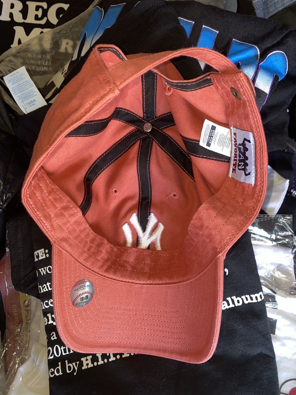 New York Yankees New york yankees Stylish red cap with a white NY logo. NEW Size ONE SIZE - 2 Thumbnail