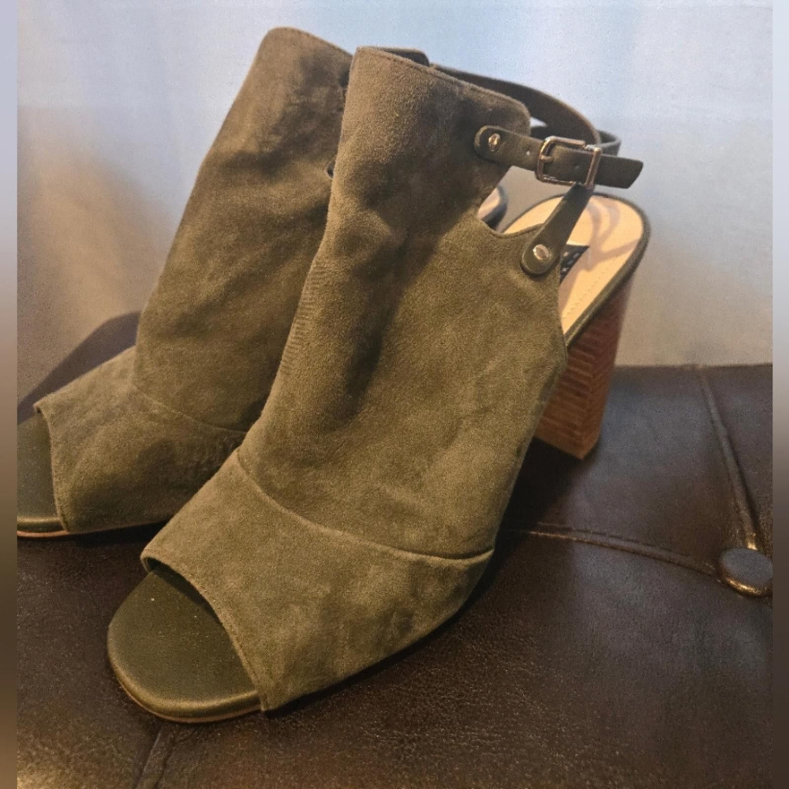 Designer WHBM Heels Size US 8.5 / IT 38.5 - 1 Thumbnail
