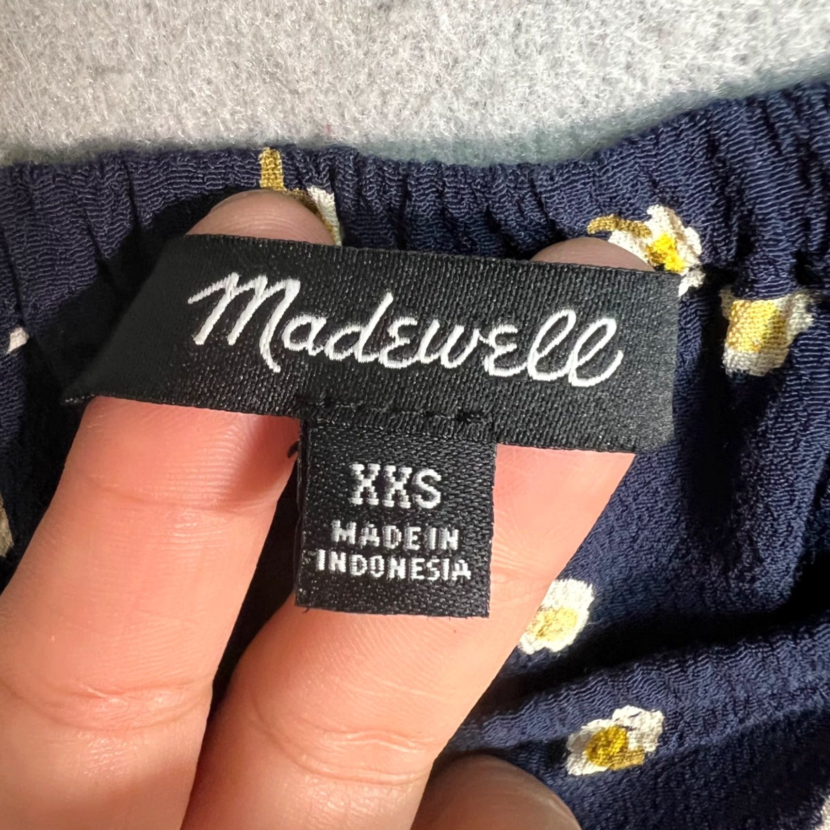 Madewell MADewell Navy Floral Blouse Womens 2XS Adult Small Sleeveless 100% Rayon Blue Floral Summer Top Womens Size XXS / US 00 / IT 34 - 3 Thumbnail