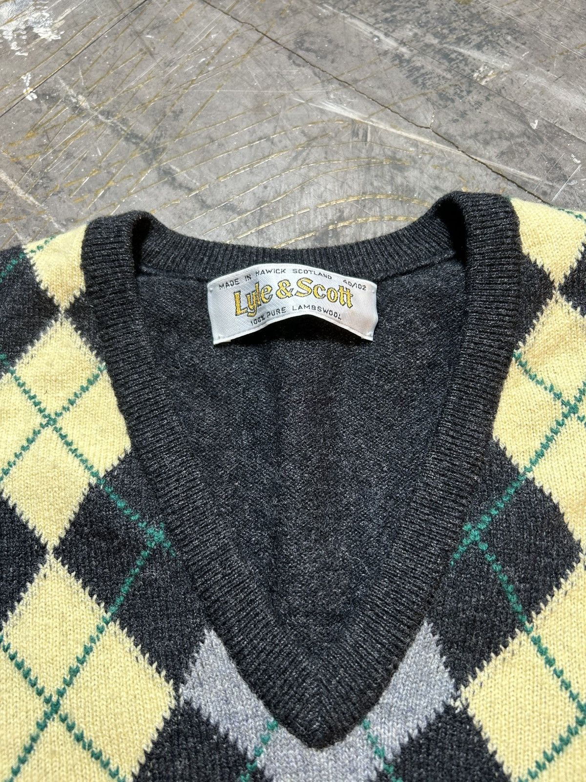 Lyle & Scott Lyle & Scott Knitted Wool V-Neck Sleeveless Size US M / EU 48-50 / 2 - 3 Thumbnail