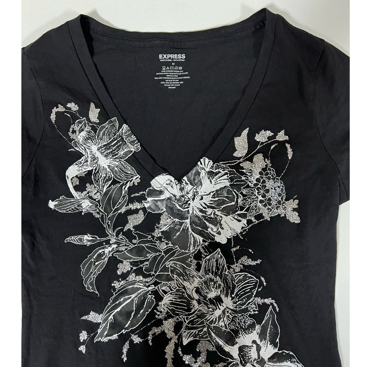 Express Express Black Floral Graphic V-Neck Shirt Top Tee Size M 🤍🖤 Size M / US 6-8 / IT 42-44 - 2 Thumbnail