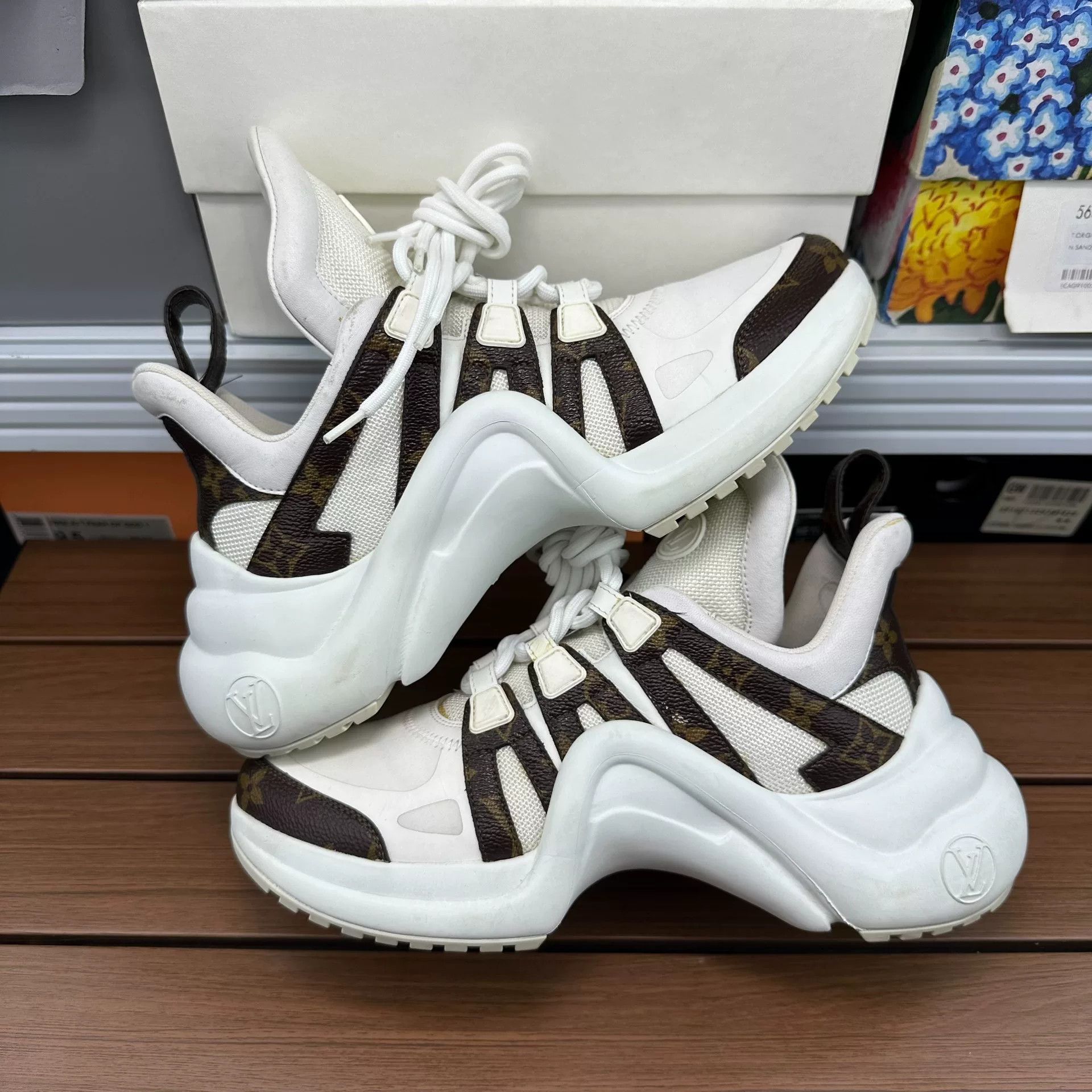 Louis Vuitton Louis Vuitton Casual White Lowtop Sneakers it_37-5 Women Size US 7.5 / IT 37.5 - 1 Thumbnail
