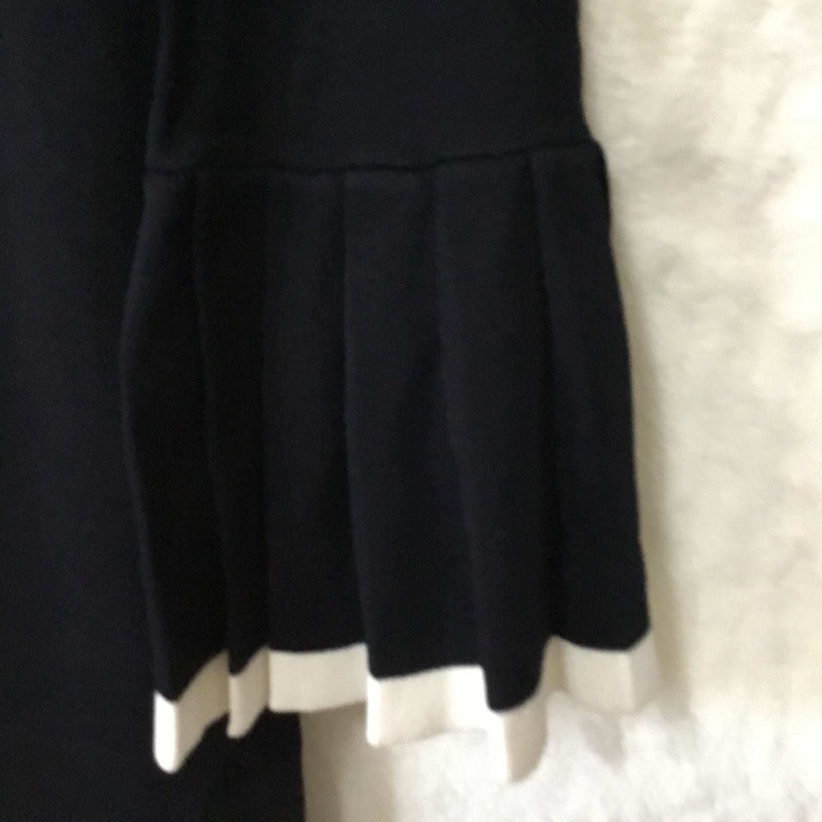 Cos COS Black Stretchy Dress with White Trim On Pleated Cuffs Size XS / US 0-2 / IT 36-38 - 4 Thumbnail