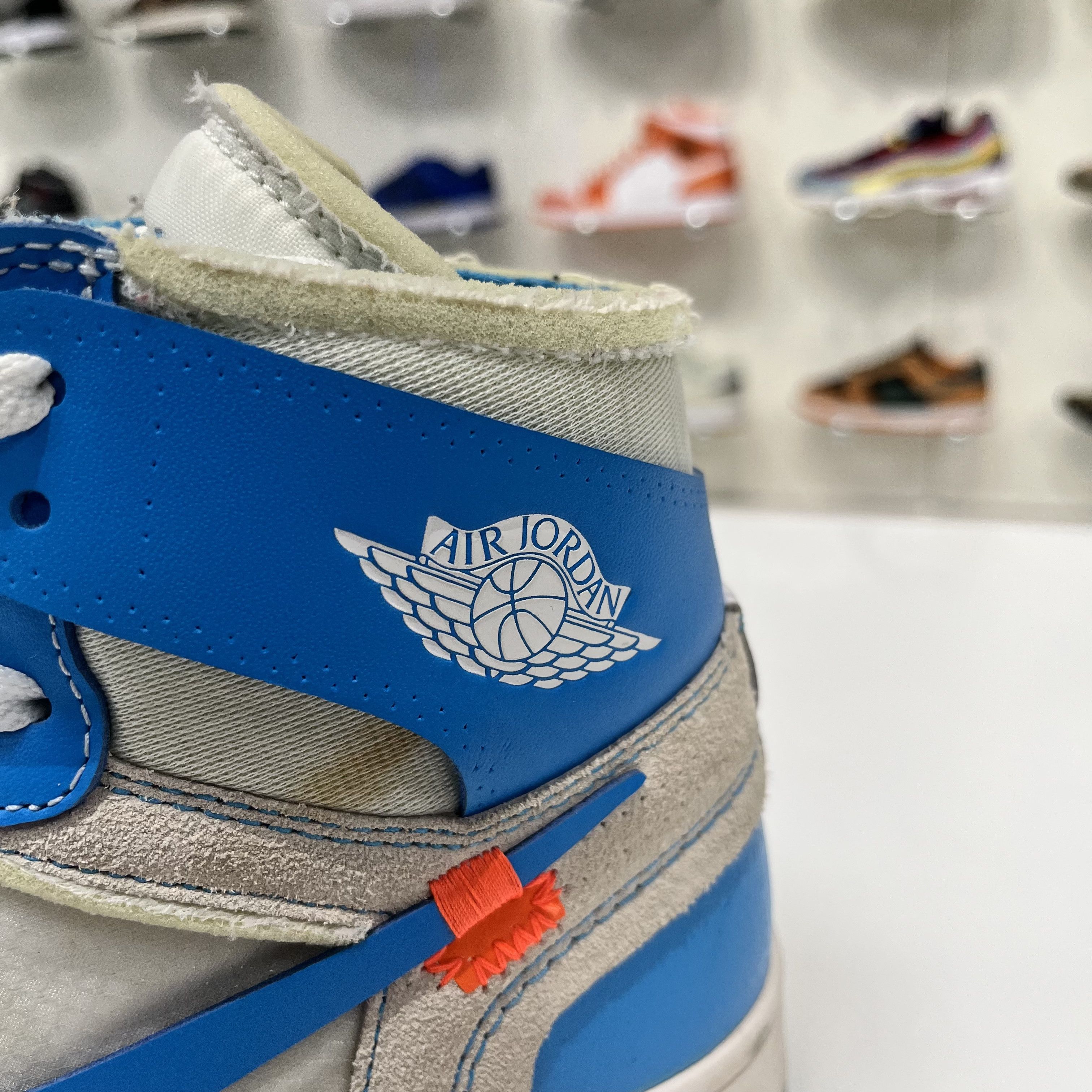 Nike × Off-White Air Jordan 1 Retro High OG x Off-White UNC Size US 8.5 / EU 41-42 - 15 Thumbnail