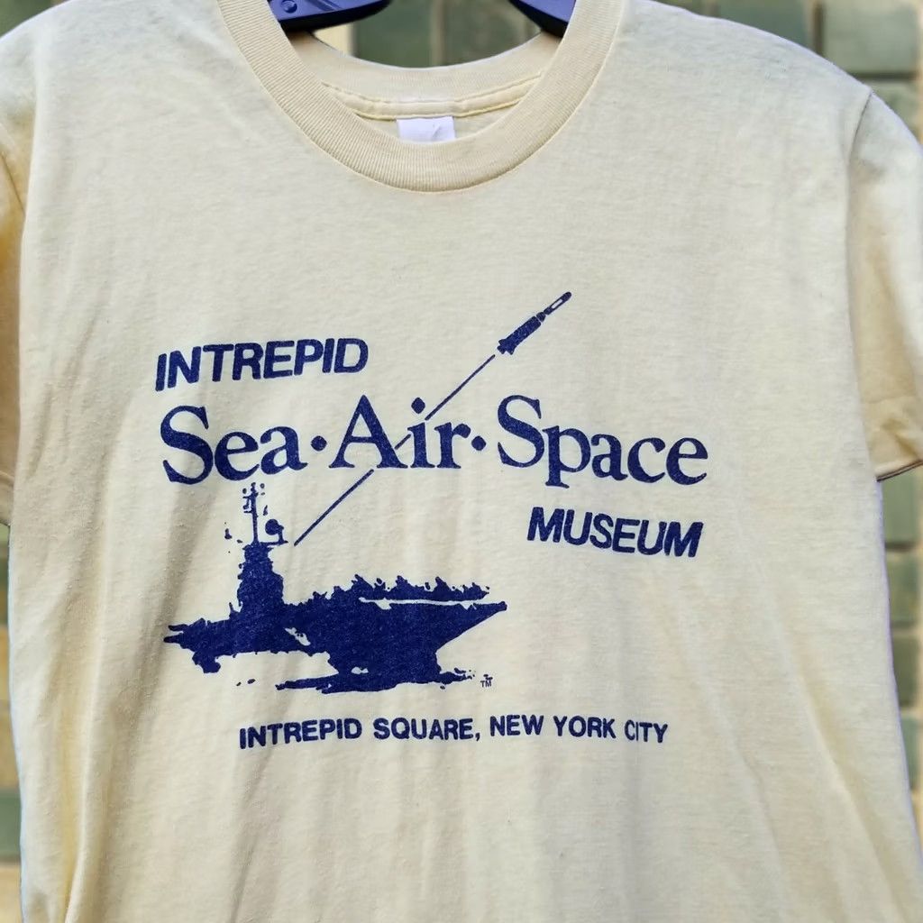 Vintage VINTAGE INTREPID SEA AIR SPACE MUSEUM NEW YORK CITY SHIRT 1980s Mens M Yellow Graphic Tee Size US M / EU 48-50 / 2 - 1 Thumbnail