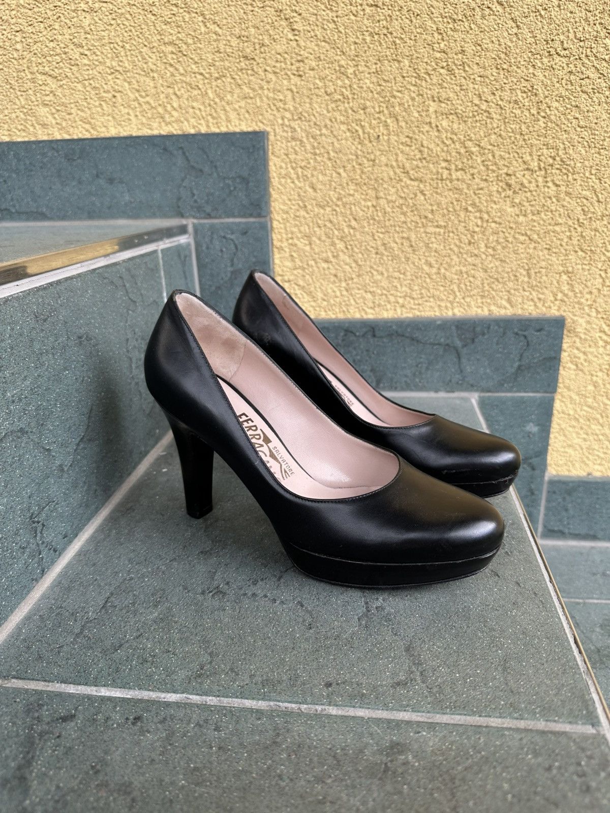Salvatore Ferragamo Salvatore Ferragamo Heels Pumps Black Leather 5.5 size 36 Size US 5.5 / IT 35.5 - 3 Thumbnail
