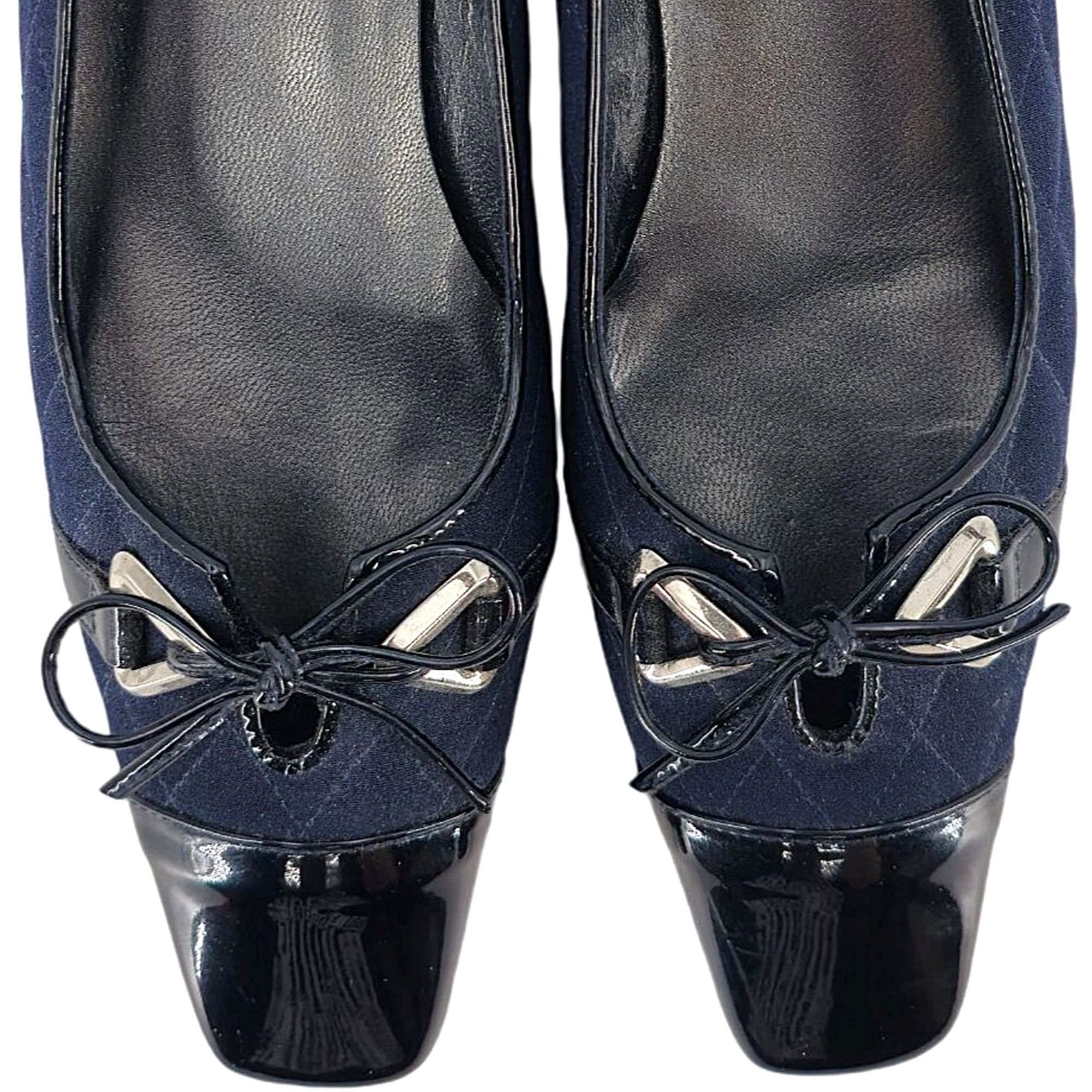 Stuart Weitzman Stuart Weitzman 8.5AAAA Navy Crepe Black Leather Dress Heels Size US 8.5 / IT 38.5 - 2 Thumbnail