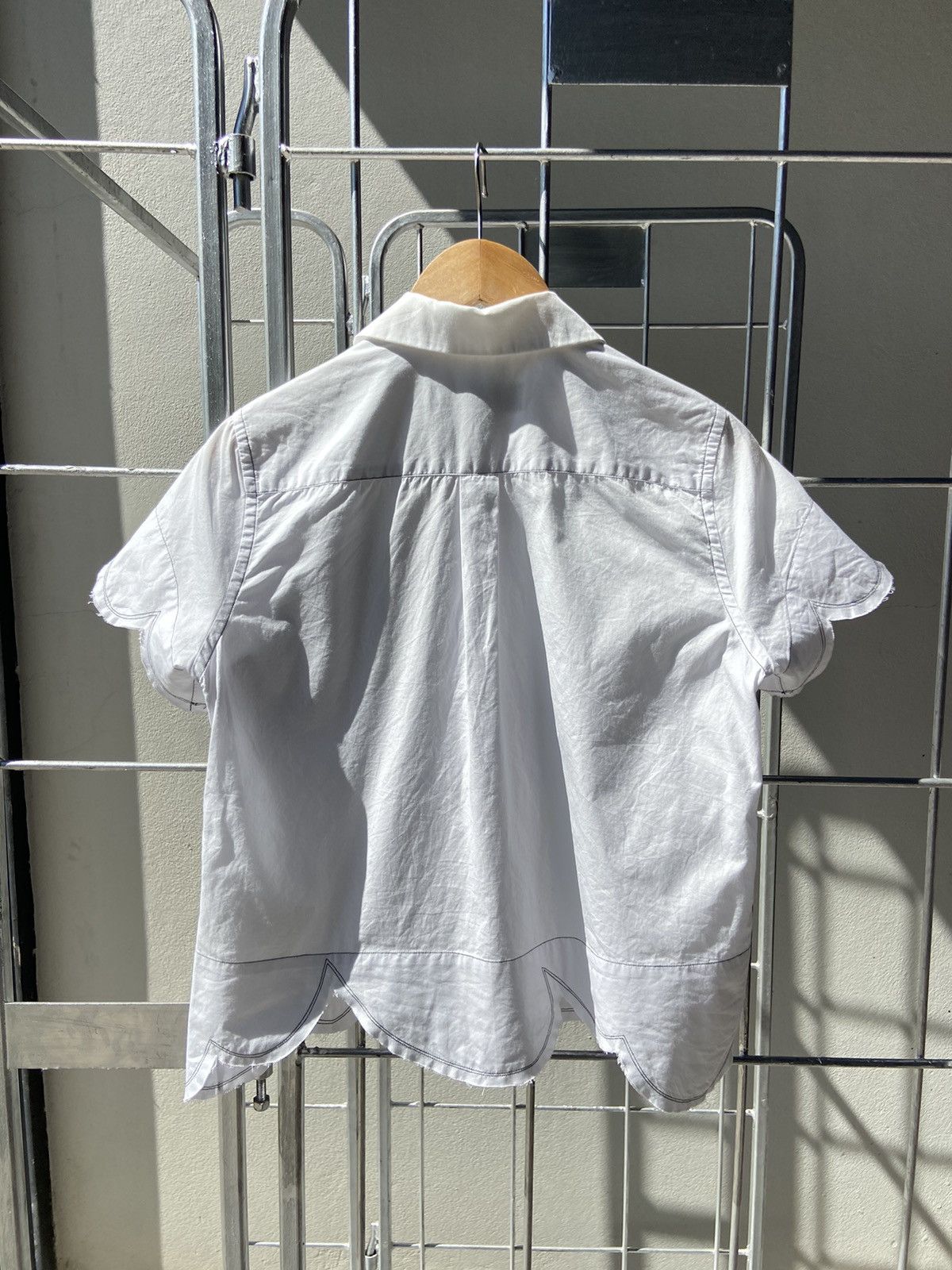 Comme des Garcons Comme des Garcons BLACK curve white shirt Size XS / US 0-2 / IT 36-38 - 2 Thumbnail
