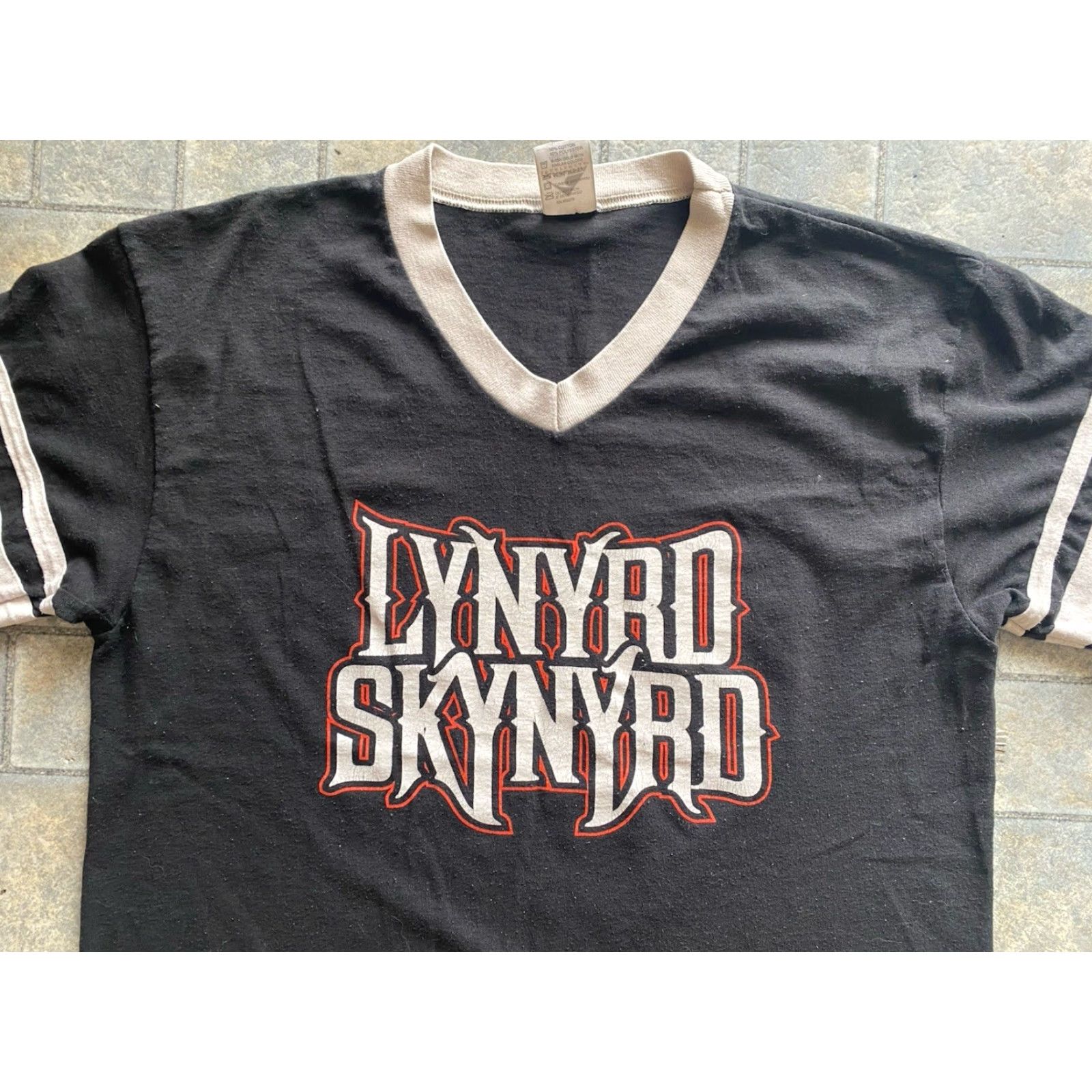 Augusta Sportswear VINTAGE 2018 Lynyrd Skynyrd V Neck T Shirt Mens M Last Of Street Survivors Farewell Tour Size US M / EU 48-50 / 2 - 3 Thumbnail