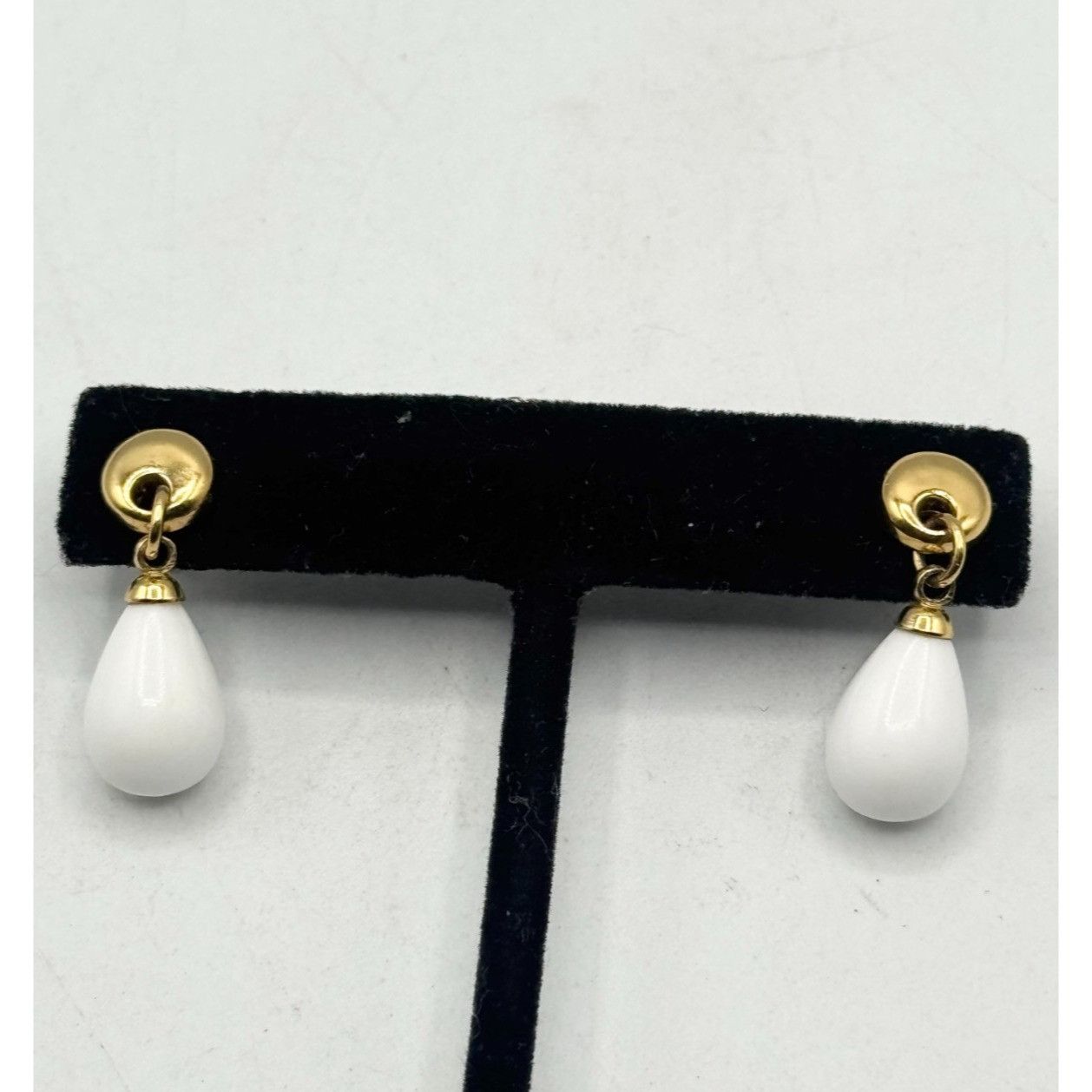 Vintage Vintage white bead dangle drop earrings Size ONE SIZE - 1 Thumbnail