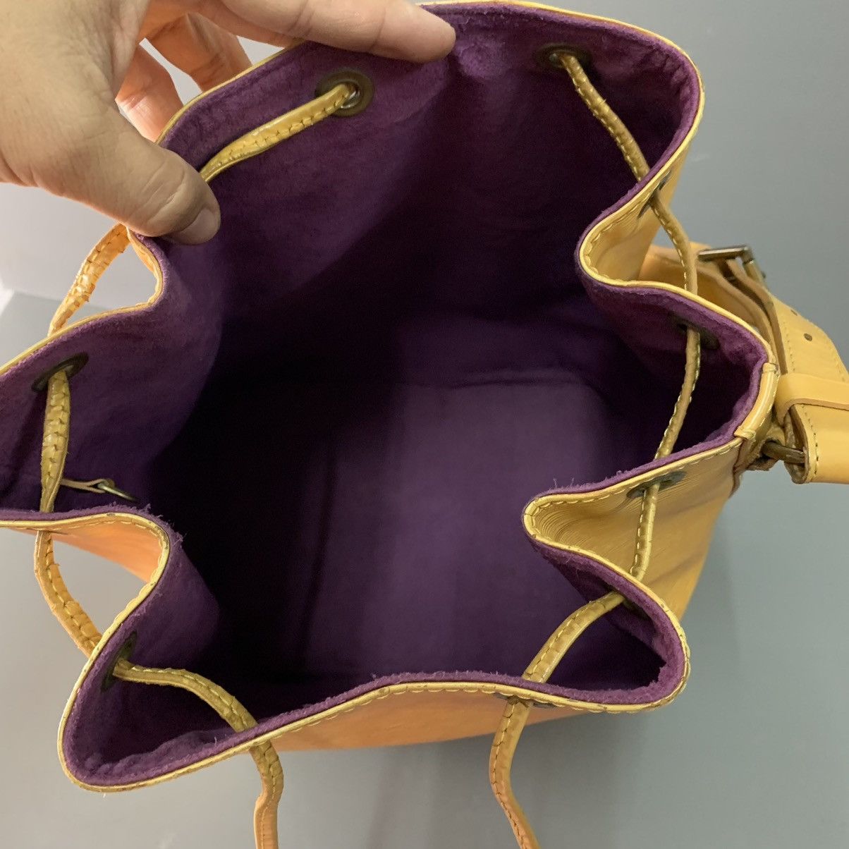 Louis Vuitton Louis Vuitton Epi Leather Bucket Gm Size ONE SIZE - 18 Thumbnail