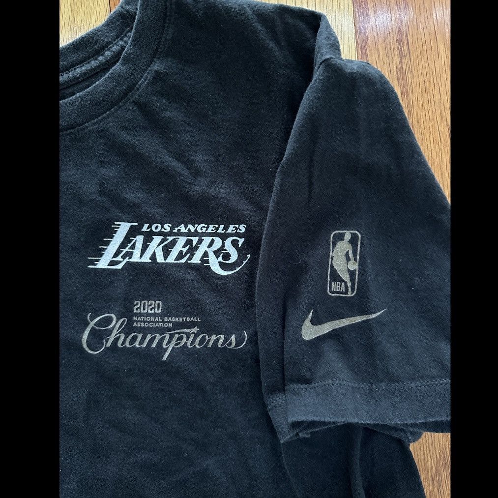 Nike LA LOS ANGELES LAKERS NBA BASKETBALL 2020 CHAMPIONS TSHIRT Size US XL / EU 56 / 4 - 3 Thumbnail