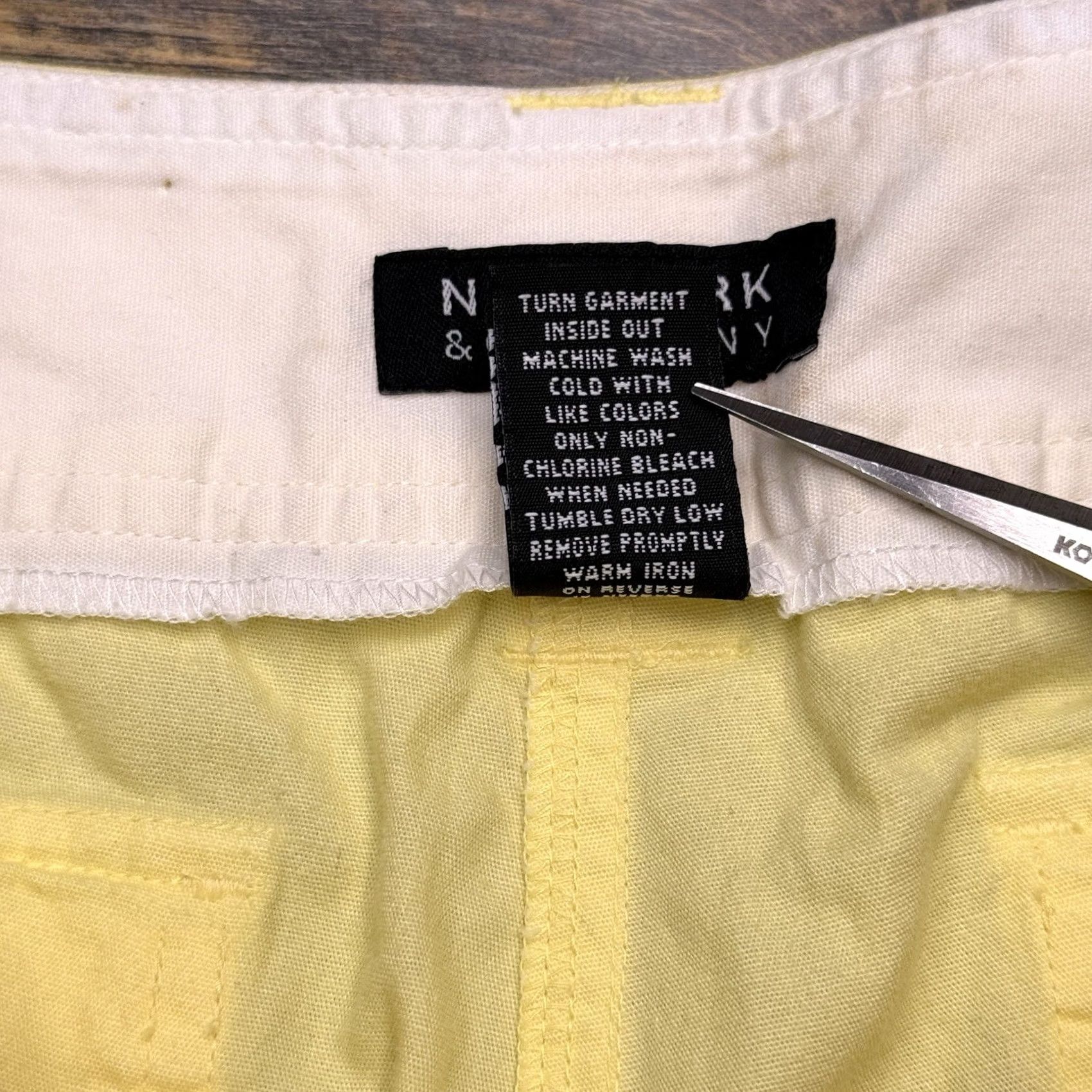 Vintage New York & Company Capri Pants Womens 10 Yellow Belted Flat Front Cotton Straight Leg 23.5 Inseam Regular Fit Summer Spring Fall Casual Size 32" / US 10 / IT 46 - 6 Thumbnail
