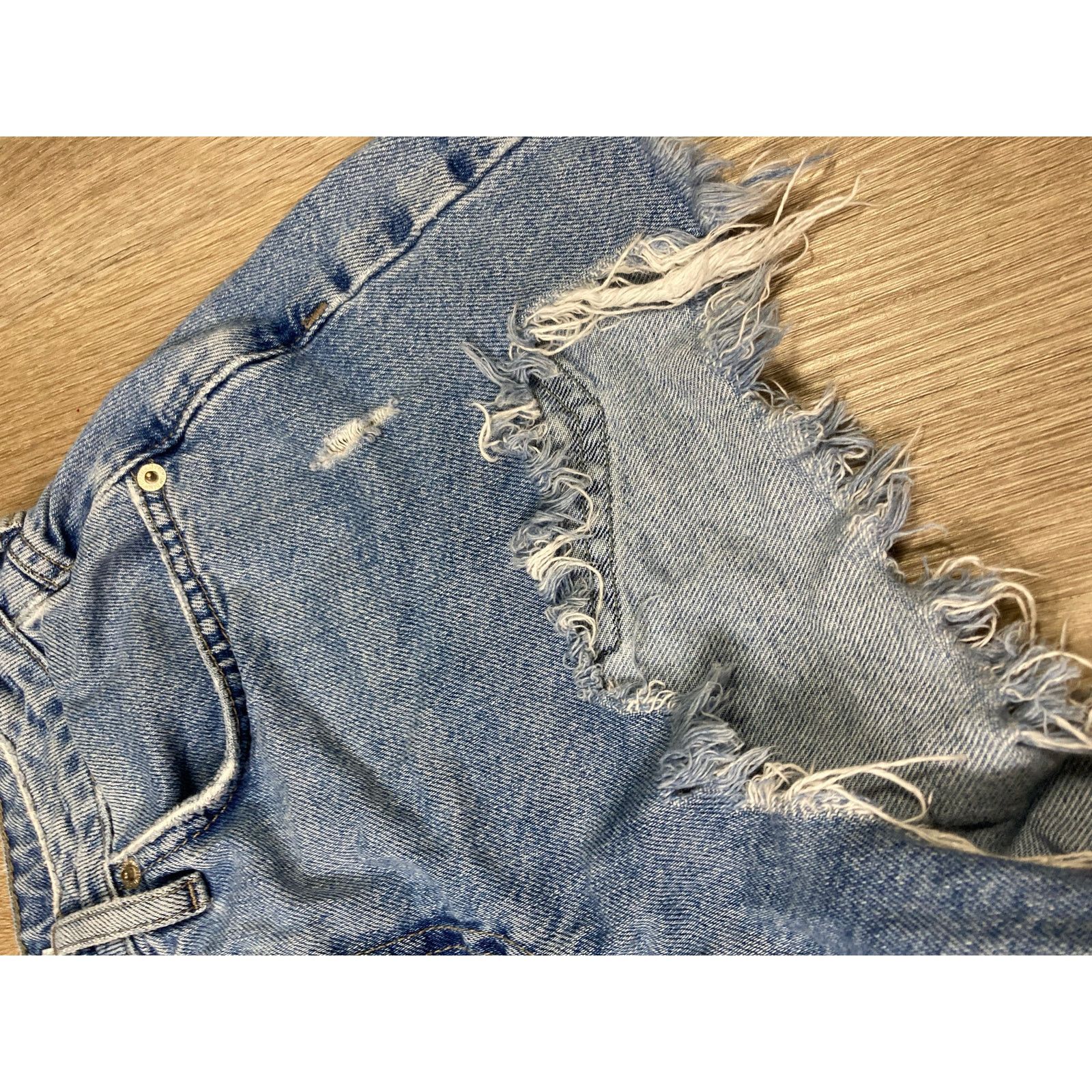 Forever 21 Forever 21 Women's Blue Distressed Denim Cutoff Shorts 27 Size 27" / US 4 / IT 40 - 6 Thumbnail