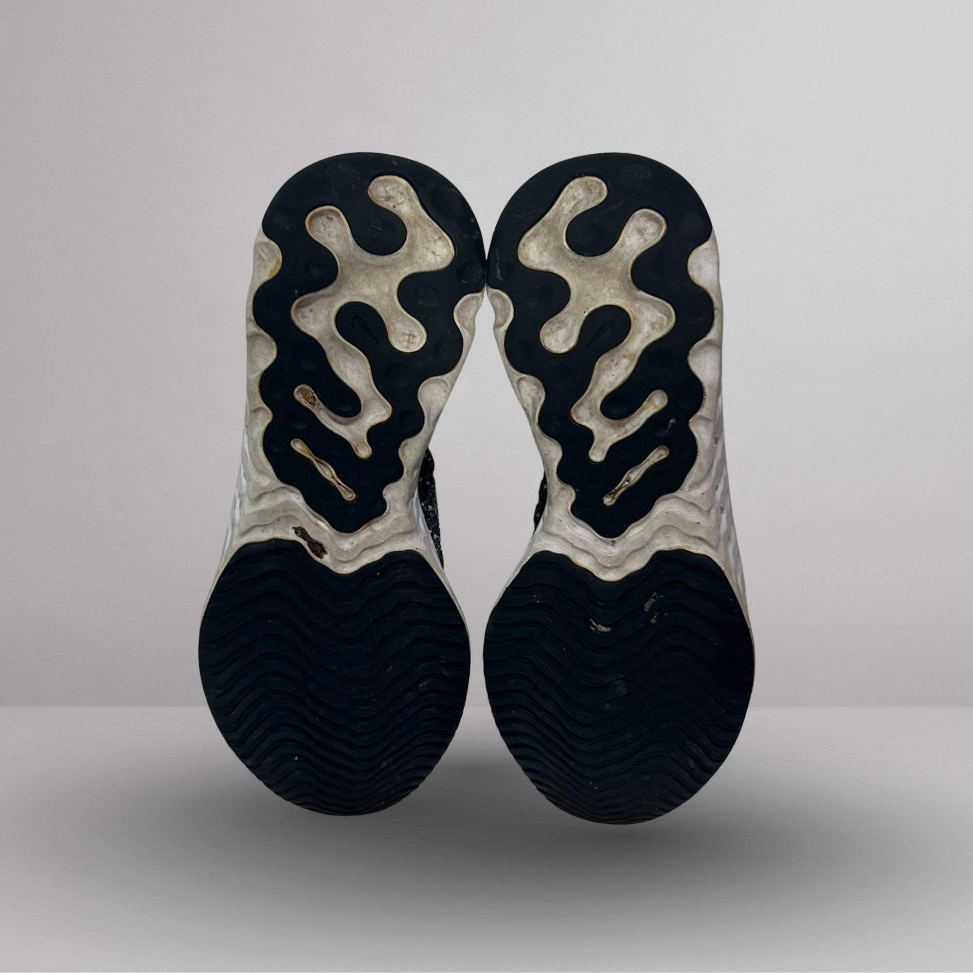 Nike Nike Women’s React Phantom Run Flyknit 2 Black/White Running Size US 7.5 / IT 37.5 - 3 Thumbnail