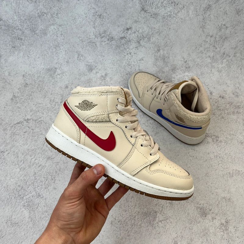 Jordan Brand Hi-top sneakers Air Jordan 1 Mid Fleece Pearl White GS Shoes Size US 8 / IT 38 - 1 Thumbnail