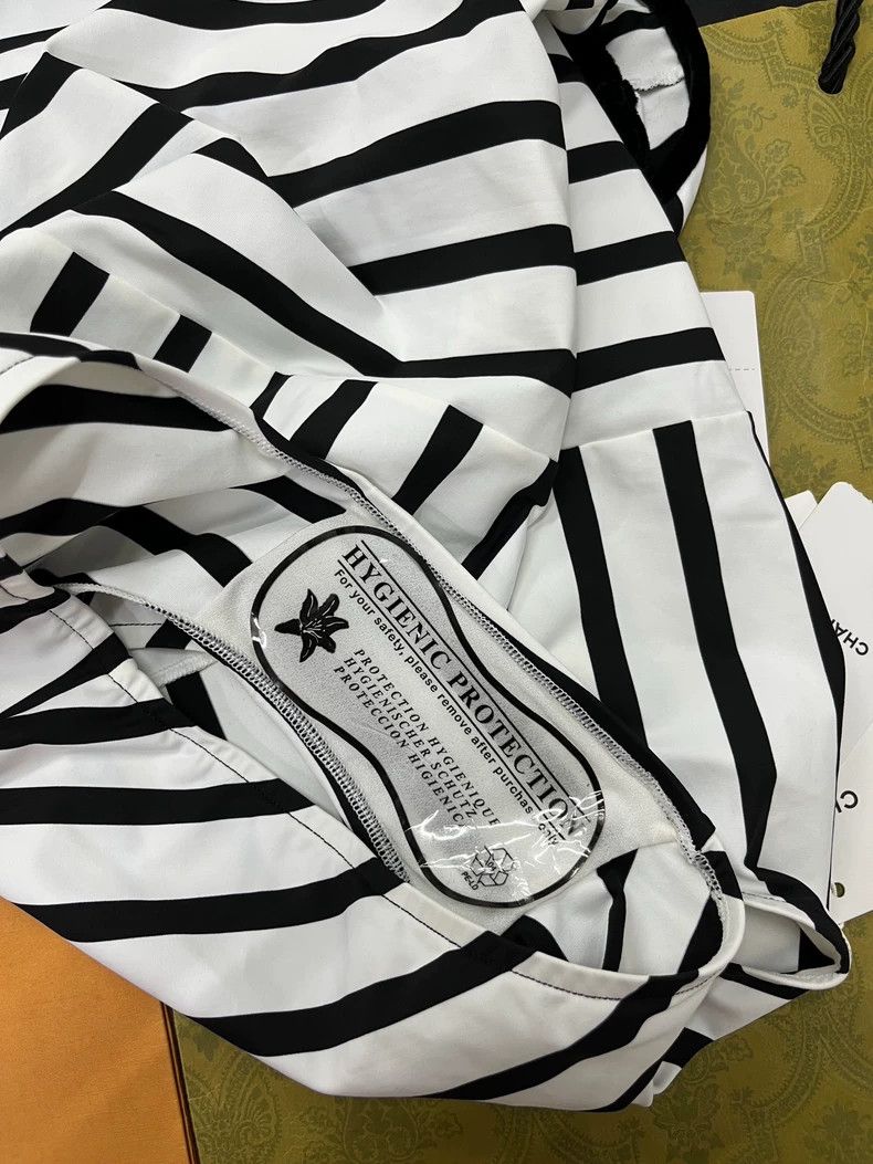 Chanel chanel Black and white striped swimsuit Size 38" / US 16 / IT 52 - 4 Thumbnail