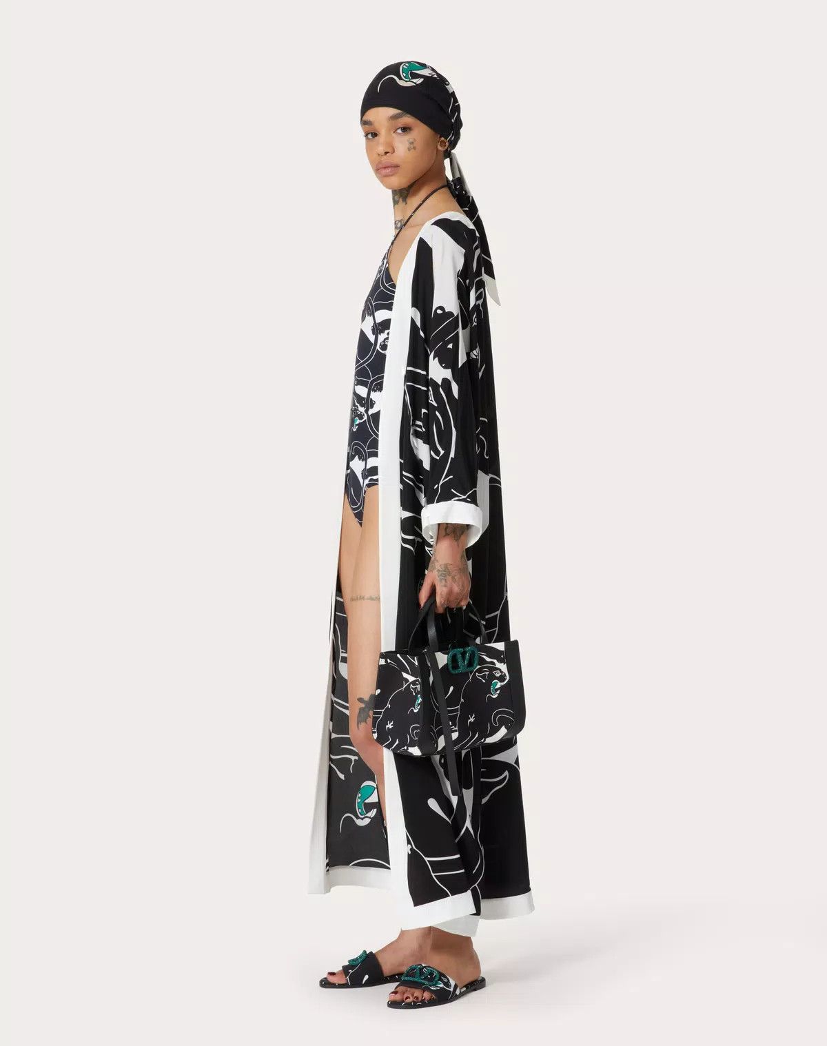 Valentino o1s1wg110625 Crepe De Chine Panther Kaftan in Black/Milky Size M / US 6-8 / IT 42-44 - 2 Thumbnail