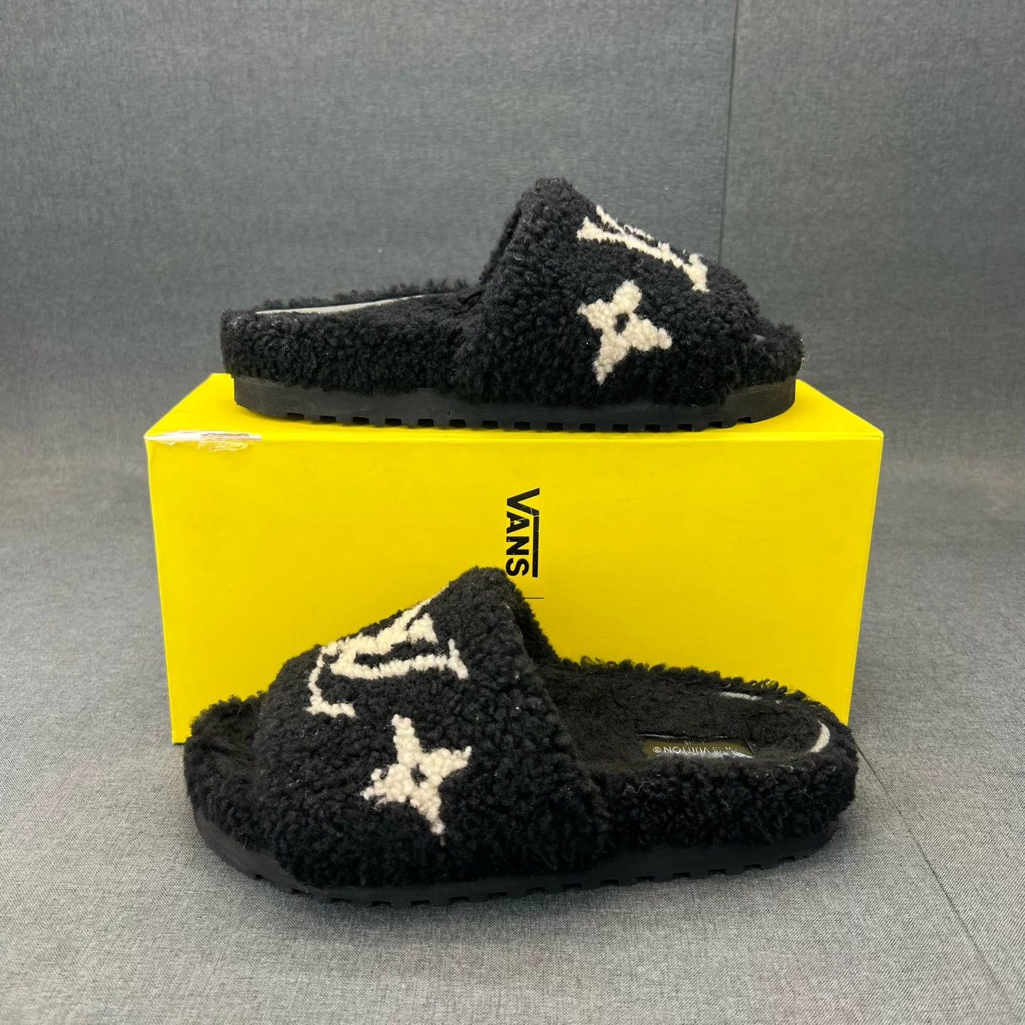 Louis Vuitton LV Paseo Teddy Fleece Black Slippers 38 Size US 7 / IT 37 - 8 Thumbnail