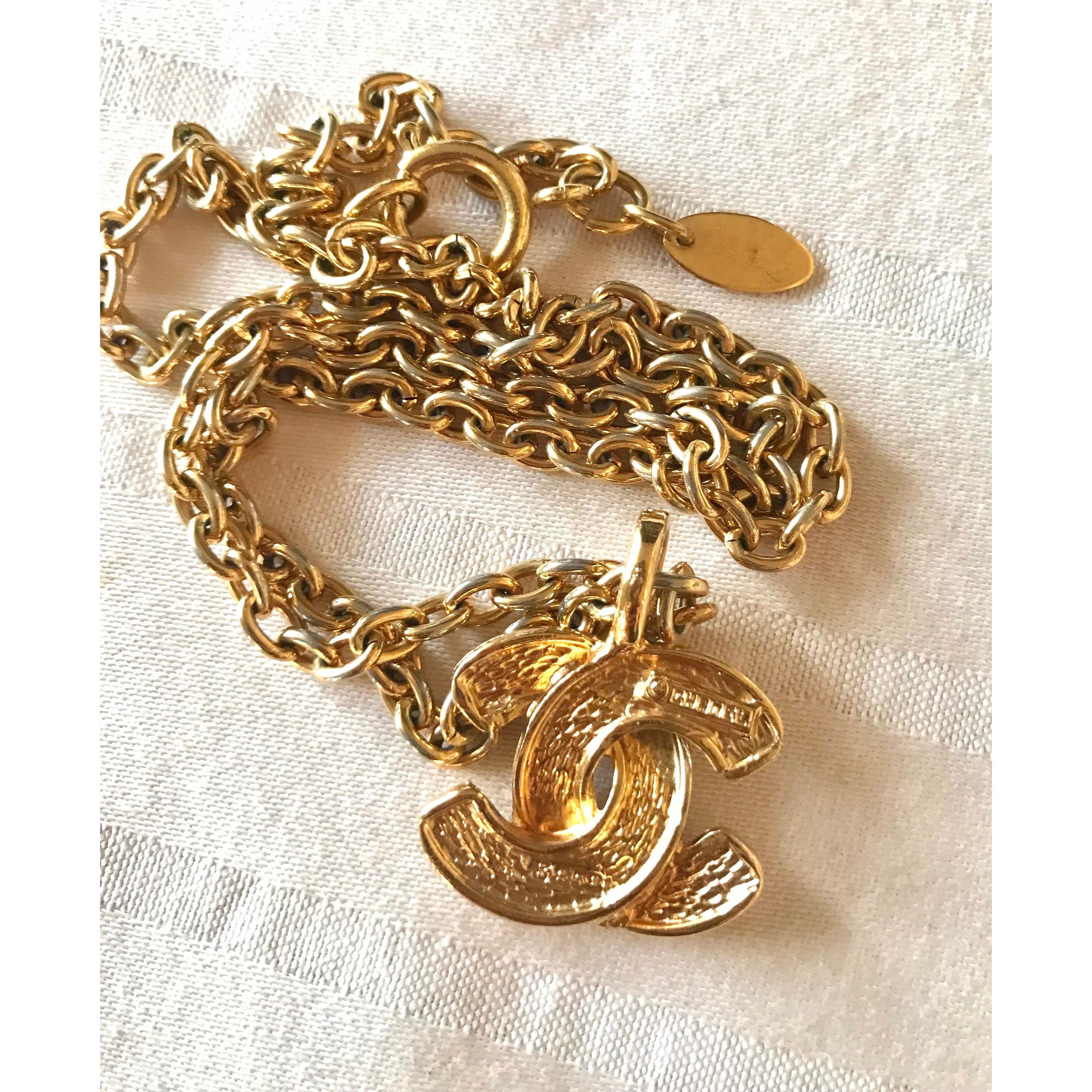 Vintage CHANEL classic chain necklace with mini matelasse CC