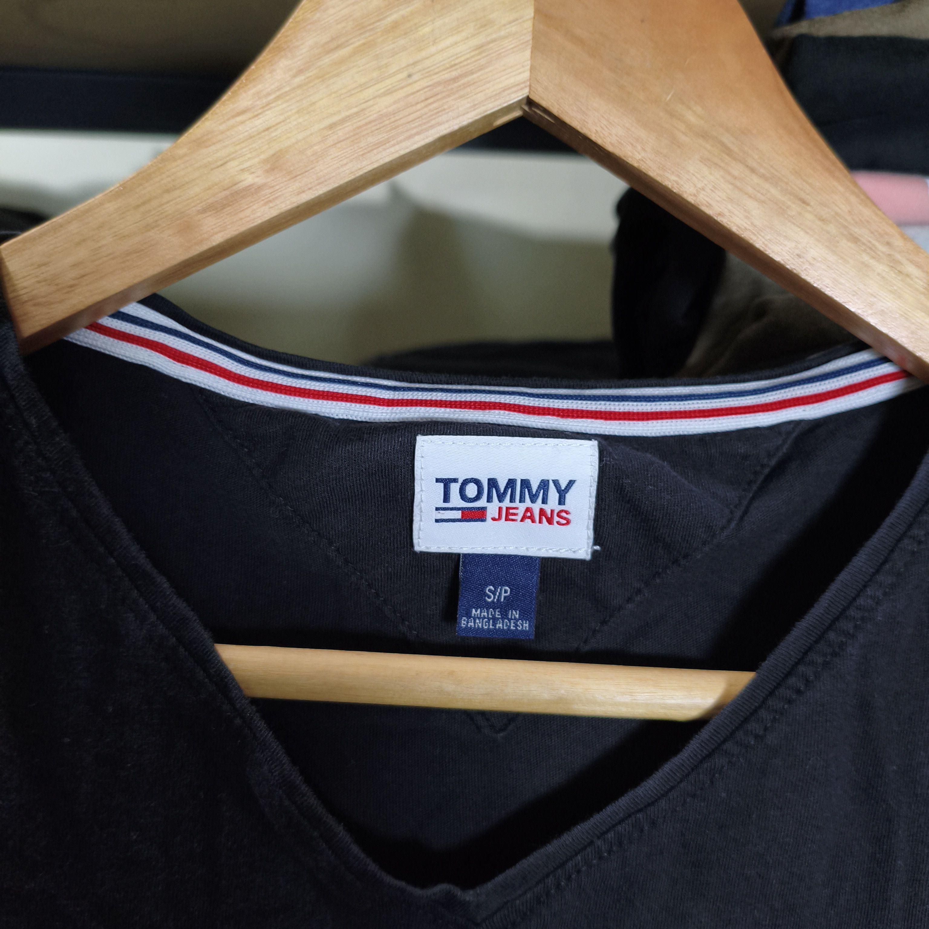 Tommy Hilfiger Tommy Jeans V Neck T-shirt Size US S / EU 44-46 / 1 - 3 Thumbnail