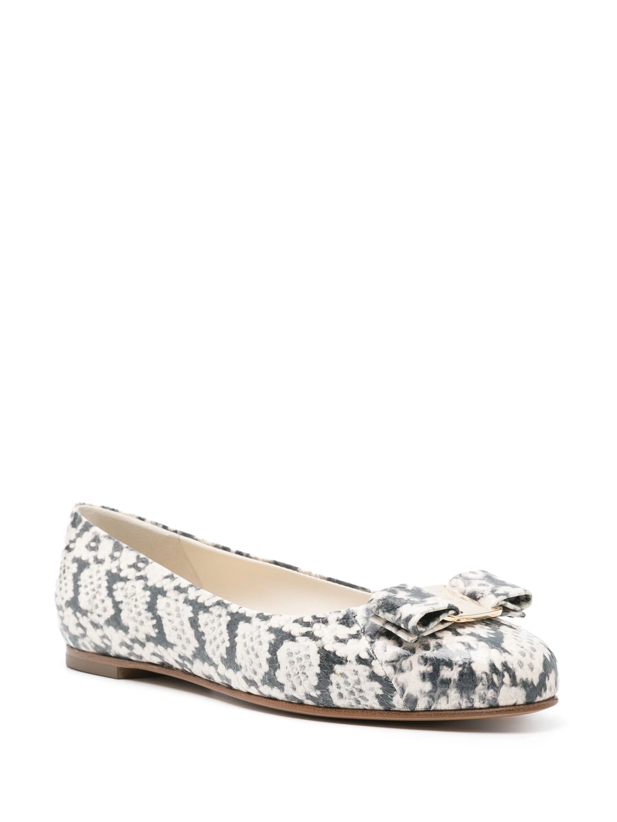 Salvatore Ferragamo o1s1rm0924 Vara Bow Pumps in White/Black Size US 8.5 / IT 38.5 - 2 Thumbnail