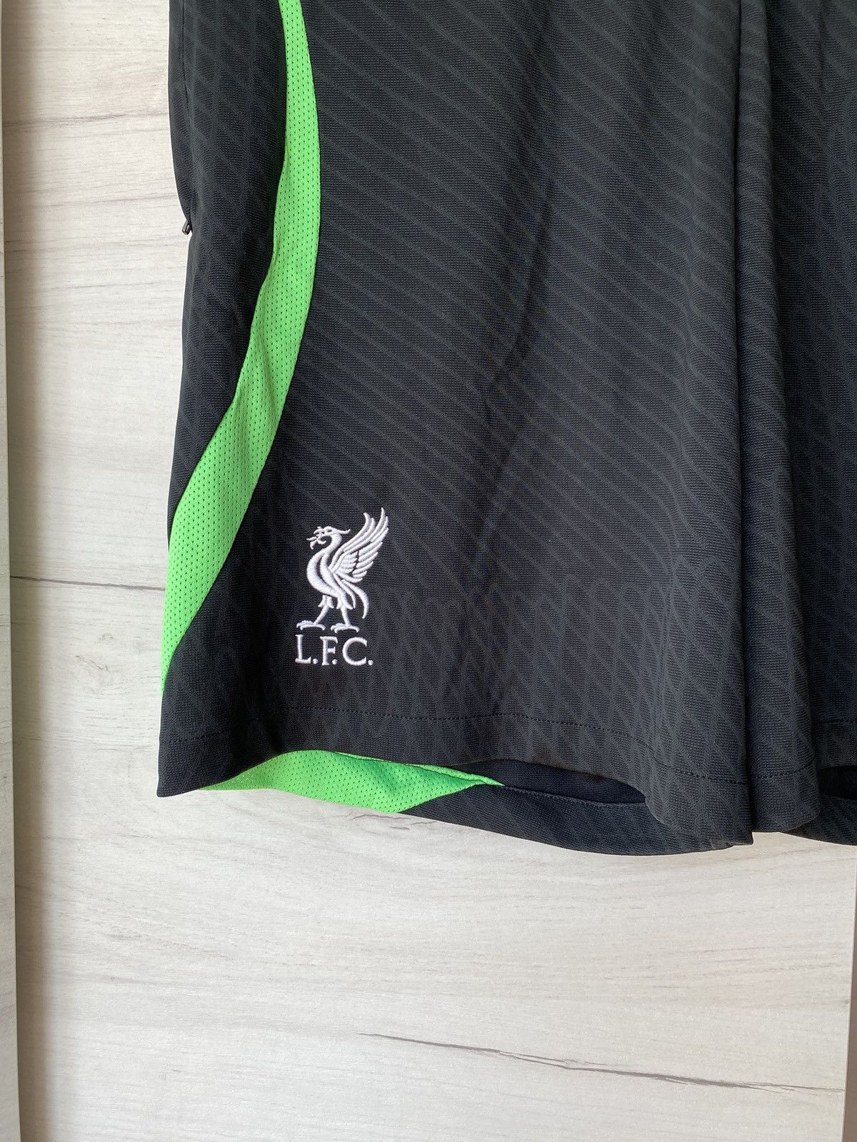 Nike Nike Liverpool FC Training Shorts Black Green Size M Size US 39 - 2 Thumbnail